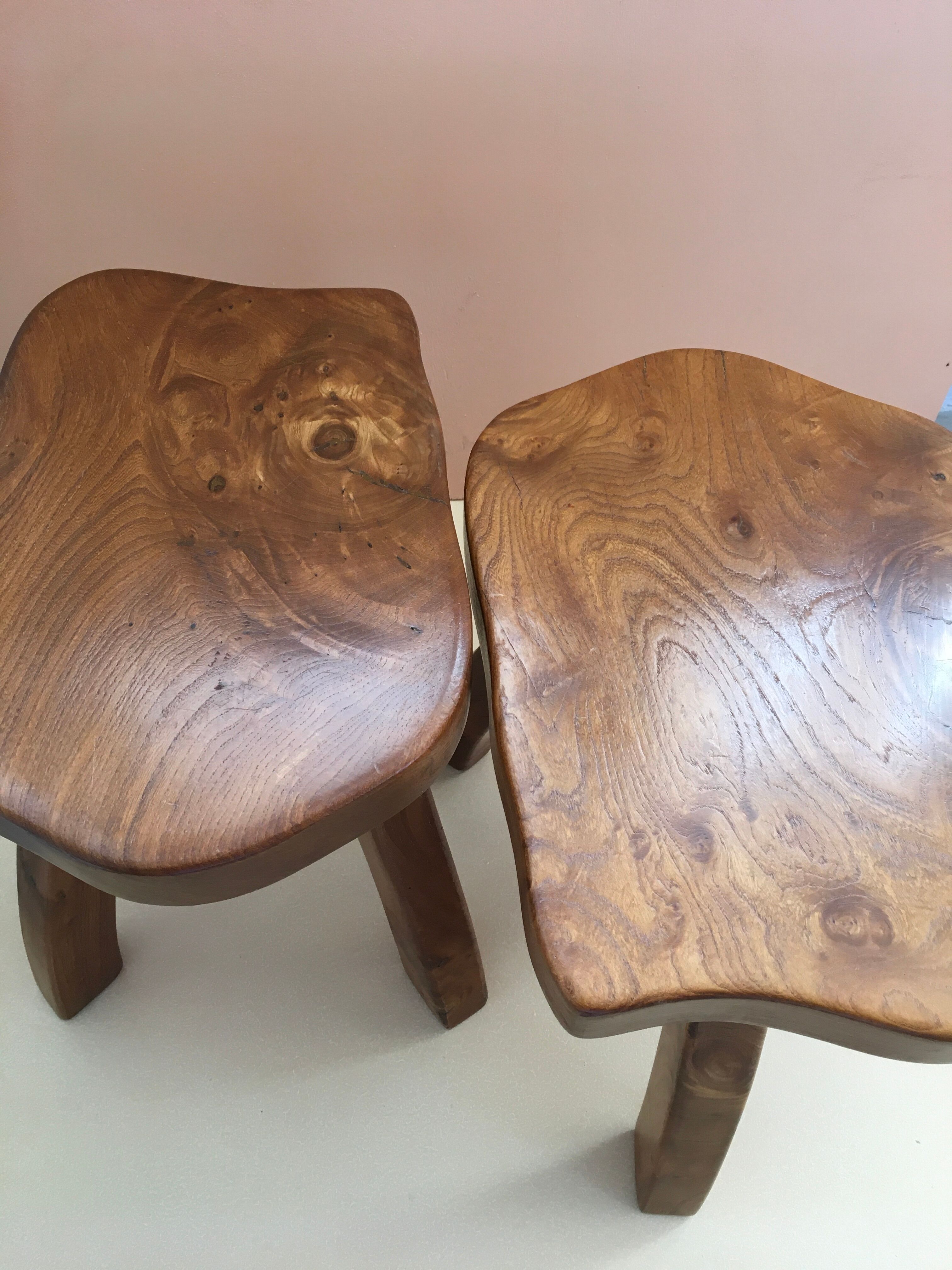 Tabouret tripode en orme