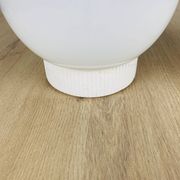 Paire d'appliques globe opaline vintage, plafonniers