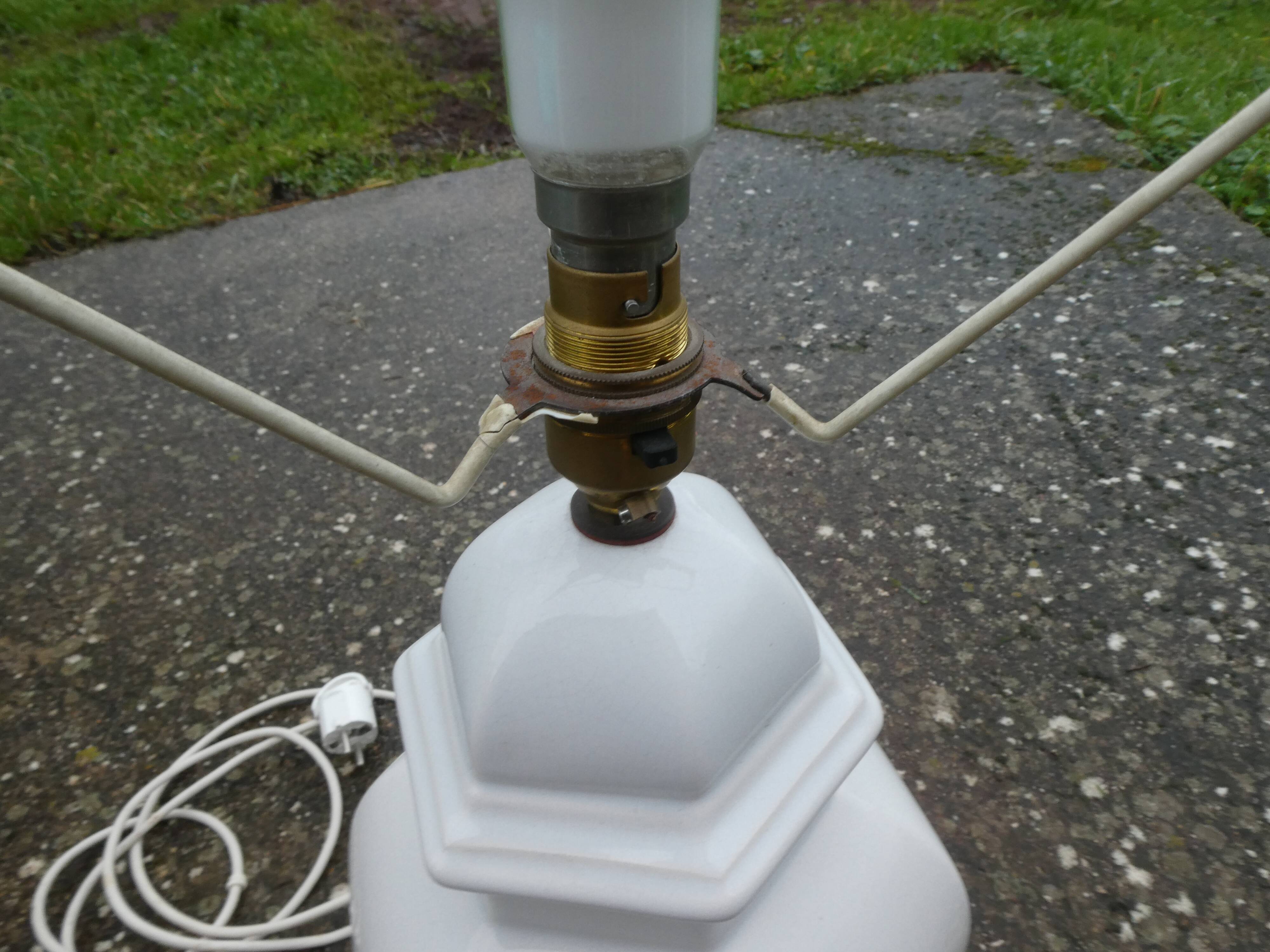 Vintage porcelain laying lamp