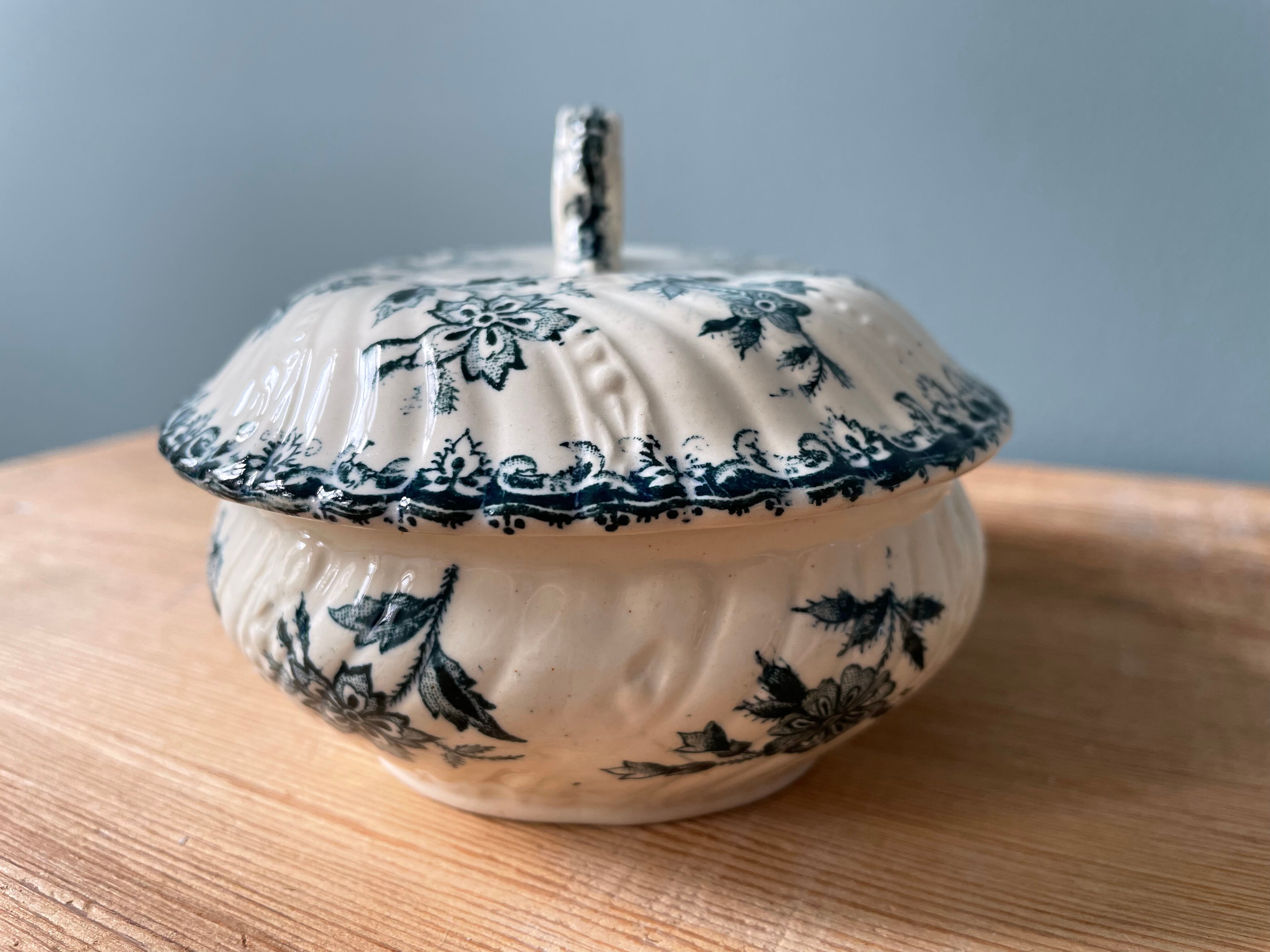 Boite à nécessaire de toilette 1900, modèle Nigella St Amand et Hamage