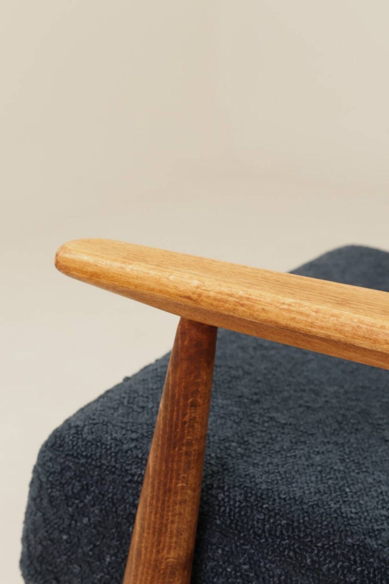 Fauteuil scandinave en bouclé bleu marine conçu par H. Lis.