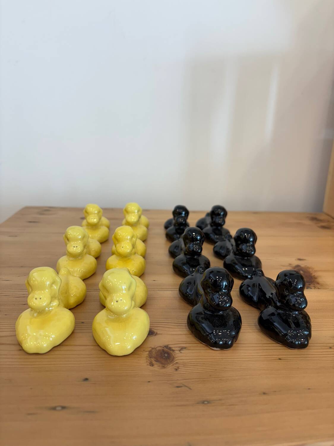 Box of 12 dog-shaped cutlery rests in yellow and black majolica.