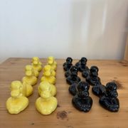 Box of 12 dog-shaped cutlery rests in yellow and black majolica.