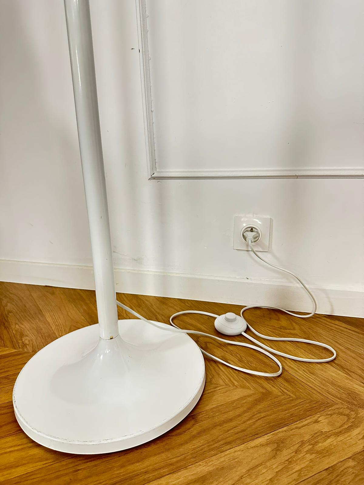 Lampe vintage blanche pied tulipe par Knud Christensen