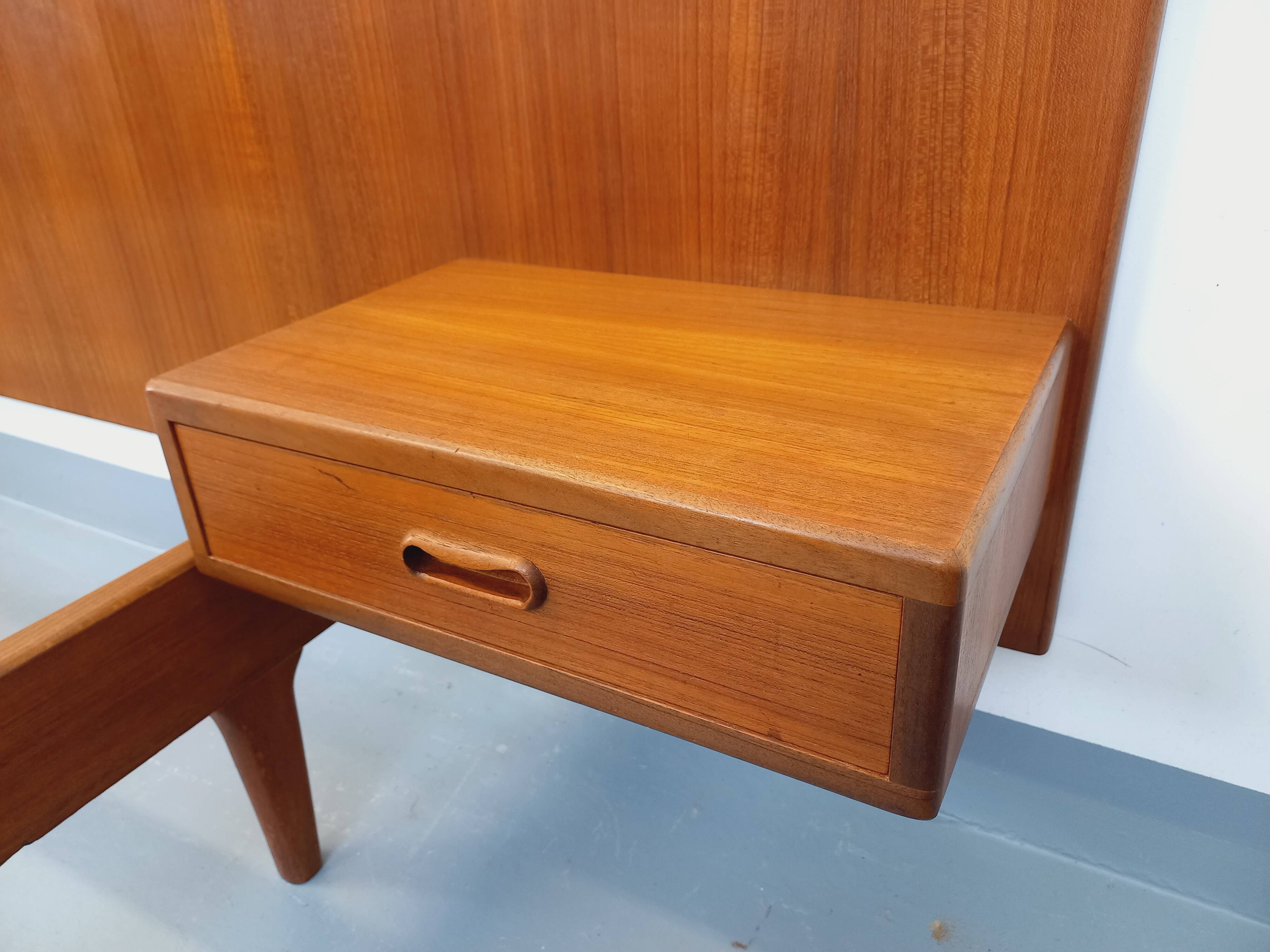 Lit double vintage scandinave en teck des années 60 avec chevets intégrés