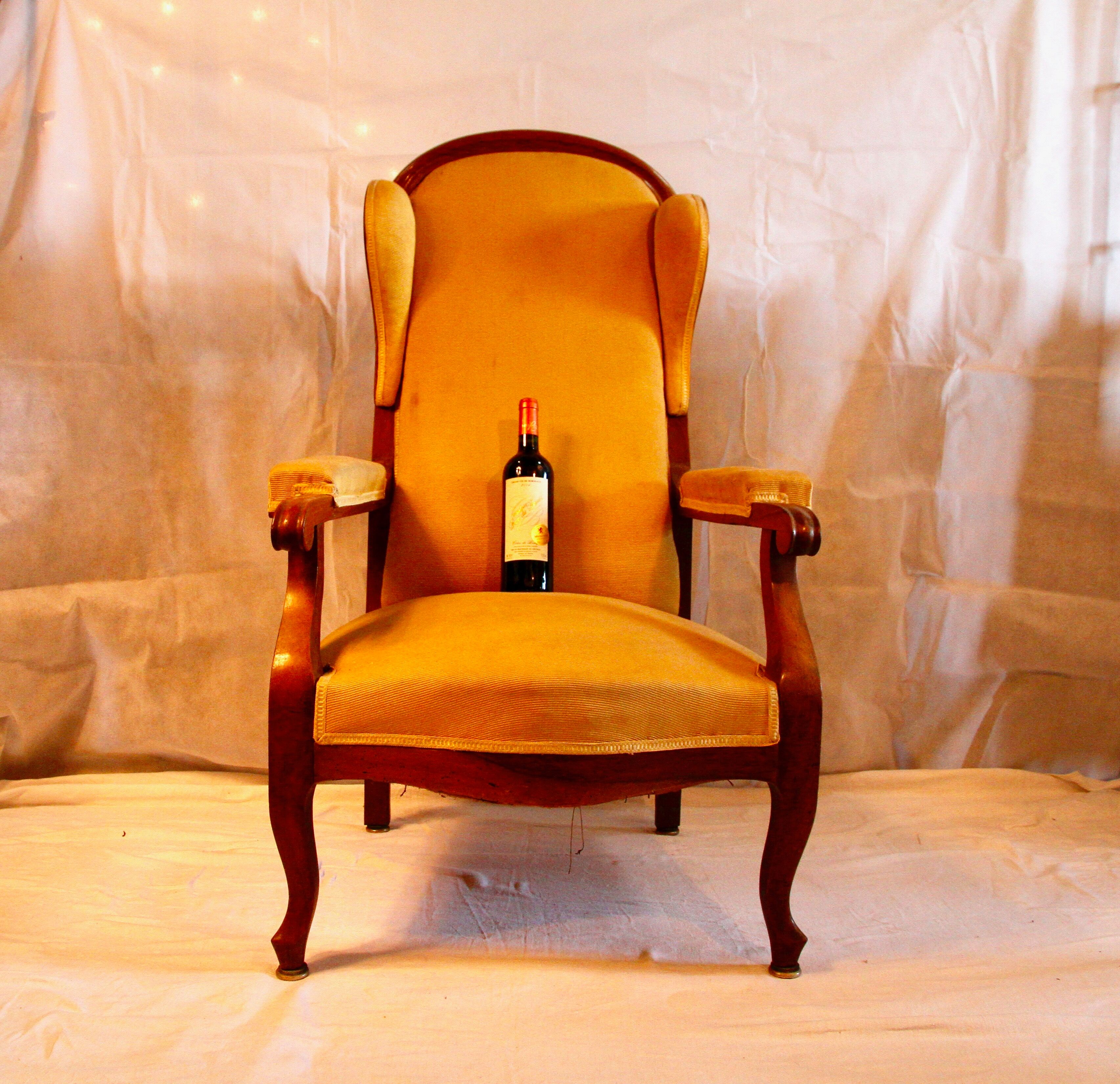 Fauteuil voltaire à oreilles, tissu jaune, XXe siècle