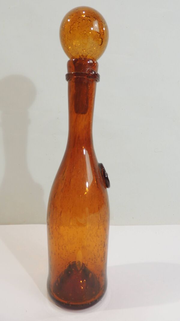 Bouteille ambrée en verre soufflé bullé signée Biot – France vintage 1970s,