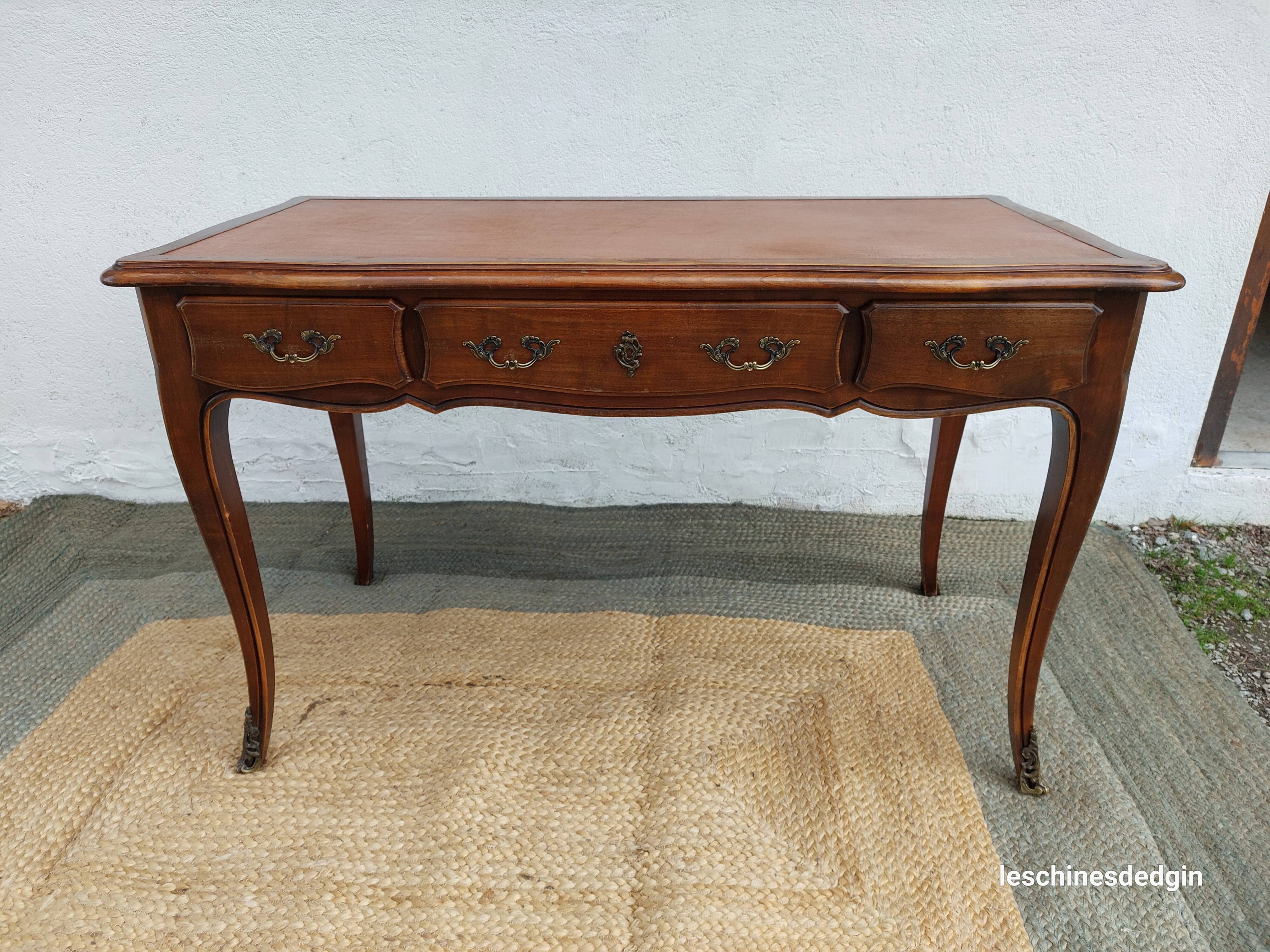 Louis XV style desk in wood, with a brown leather top.