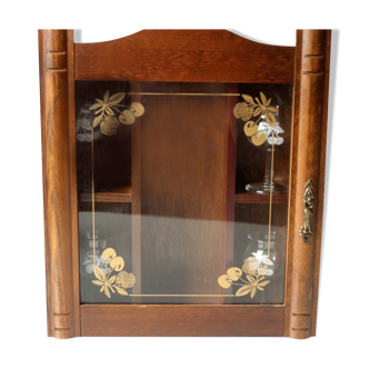 Vieille armoire de verres en bois avec 4 verres de brandy de fruit