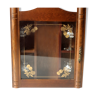 Vieille armoire de verres en bois avec 4 verres de brandy de fruit