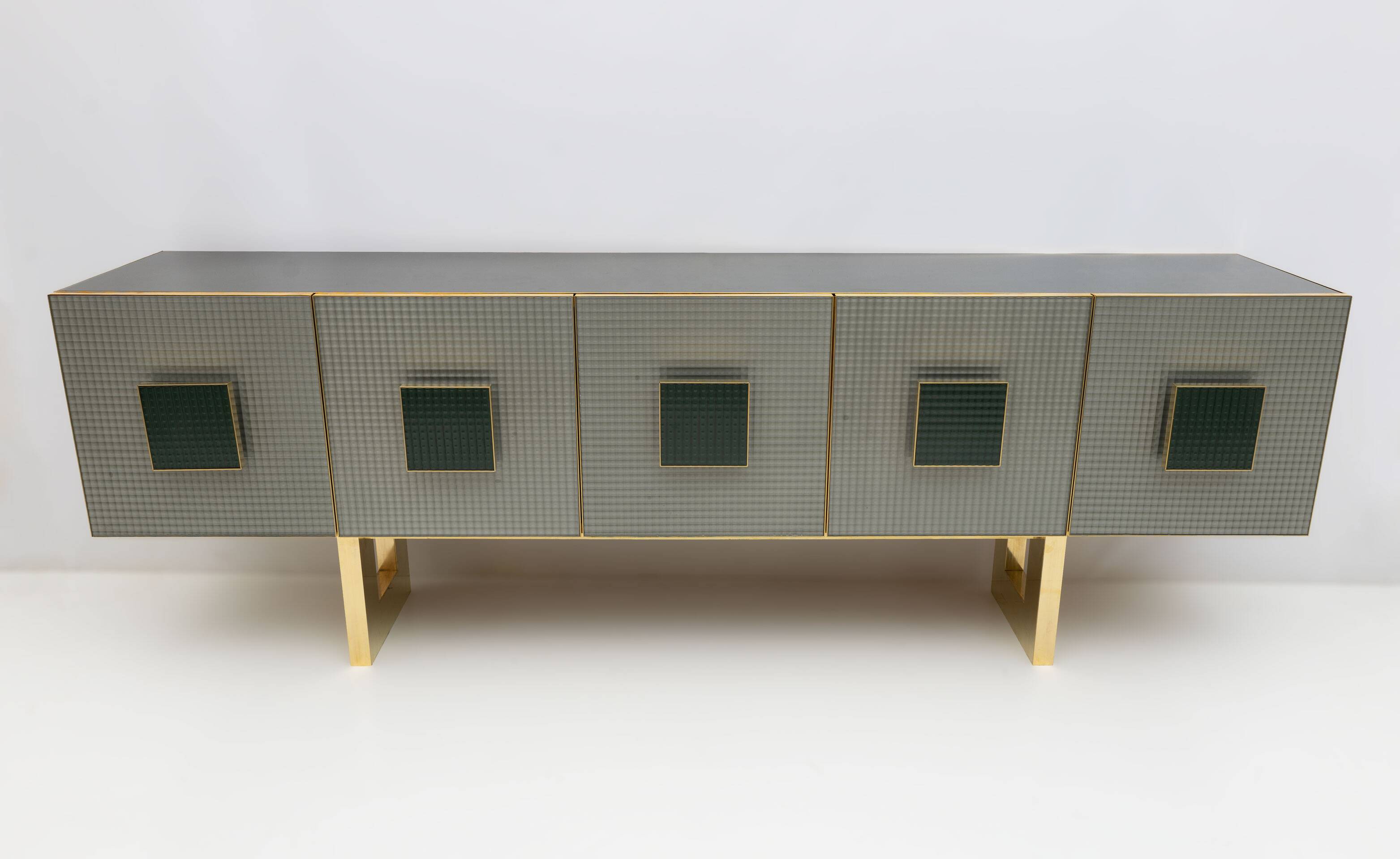 Buffet italien postmoderne en verre coloré et laiton, années 1980