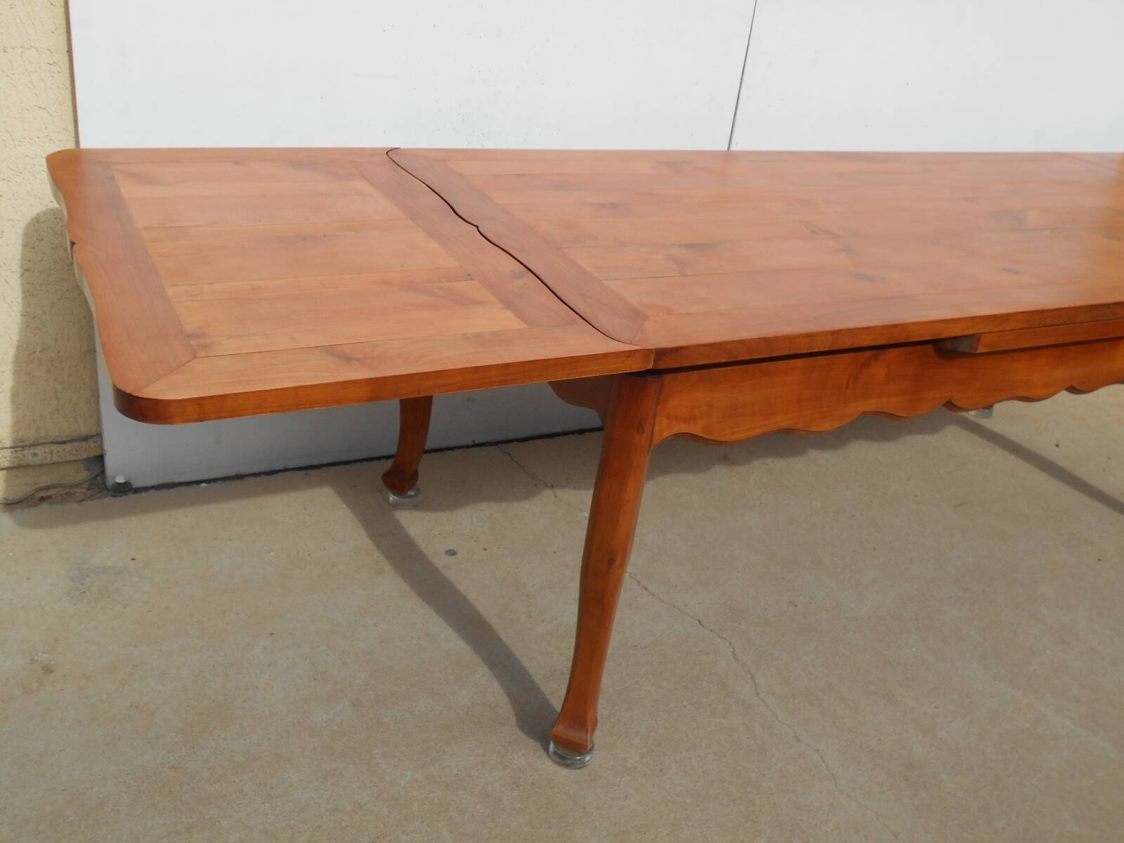 Large extendable table in solid wood
