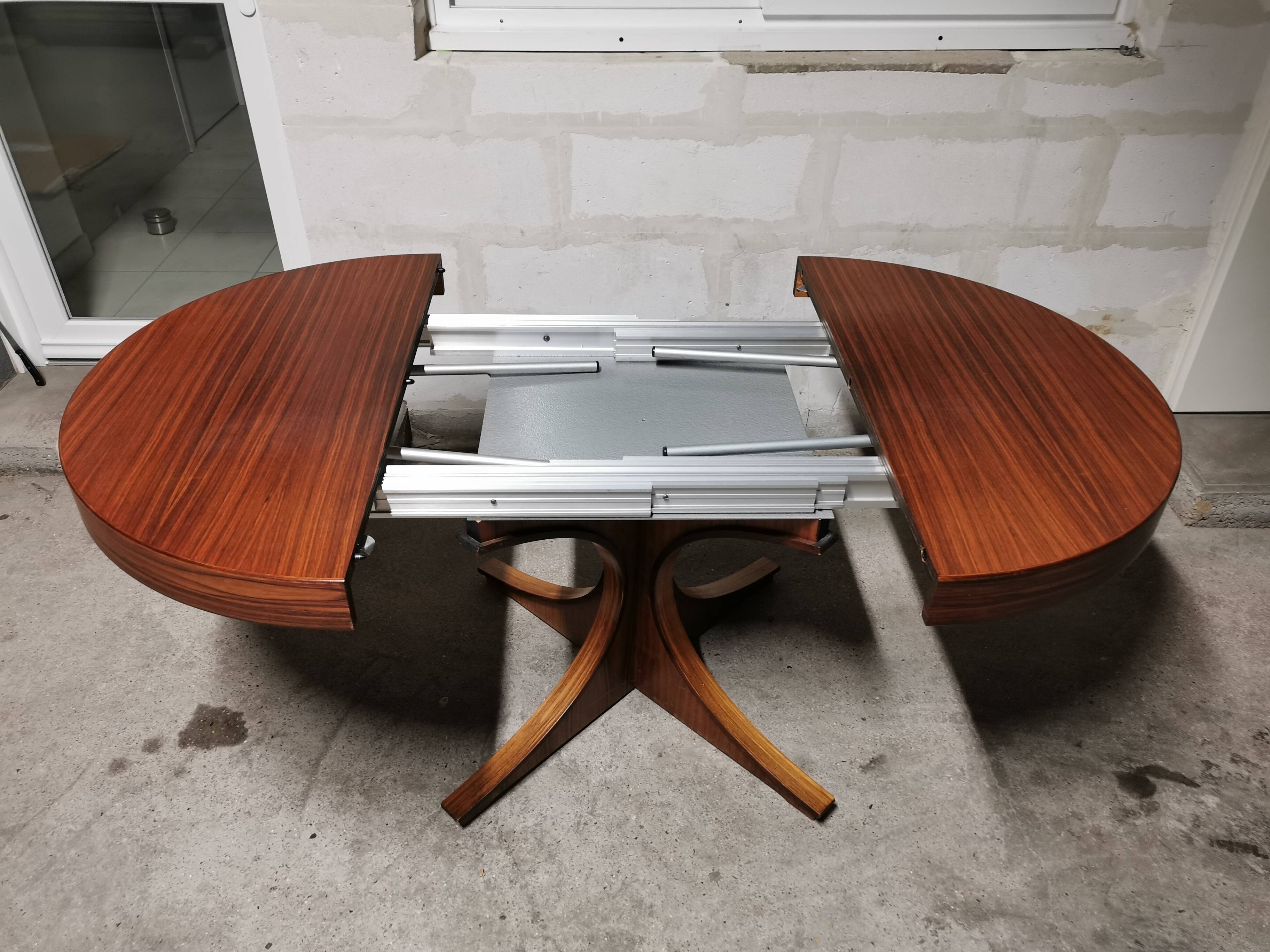 Rosewood extendable round table by Luigi Bartolini. vintage dining room 1960/70
