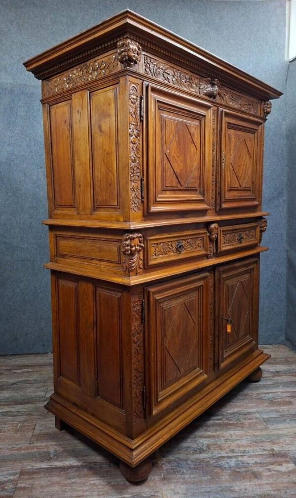 Buffet 2 corps en noyer sculpté de style Renaissance, XIXe s.