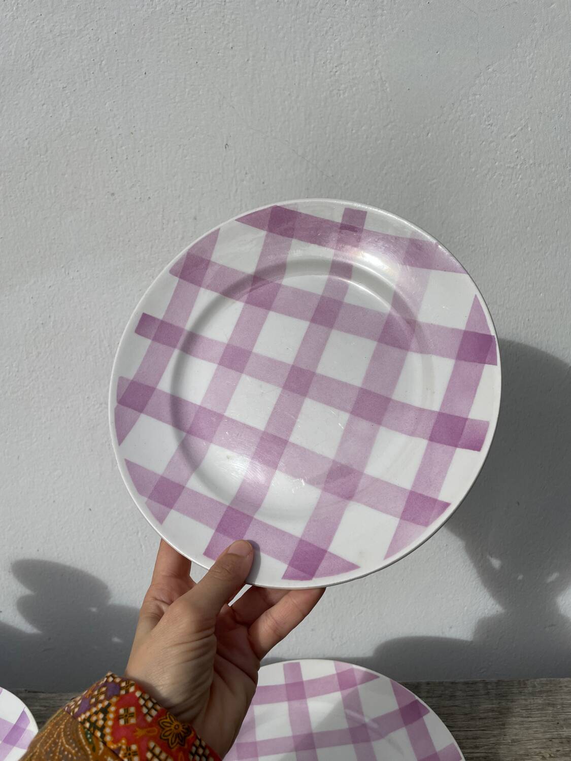 4 dinner plates, pink tablecloth, Moulin des Loups