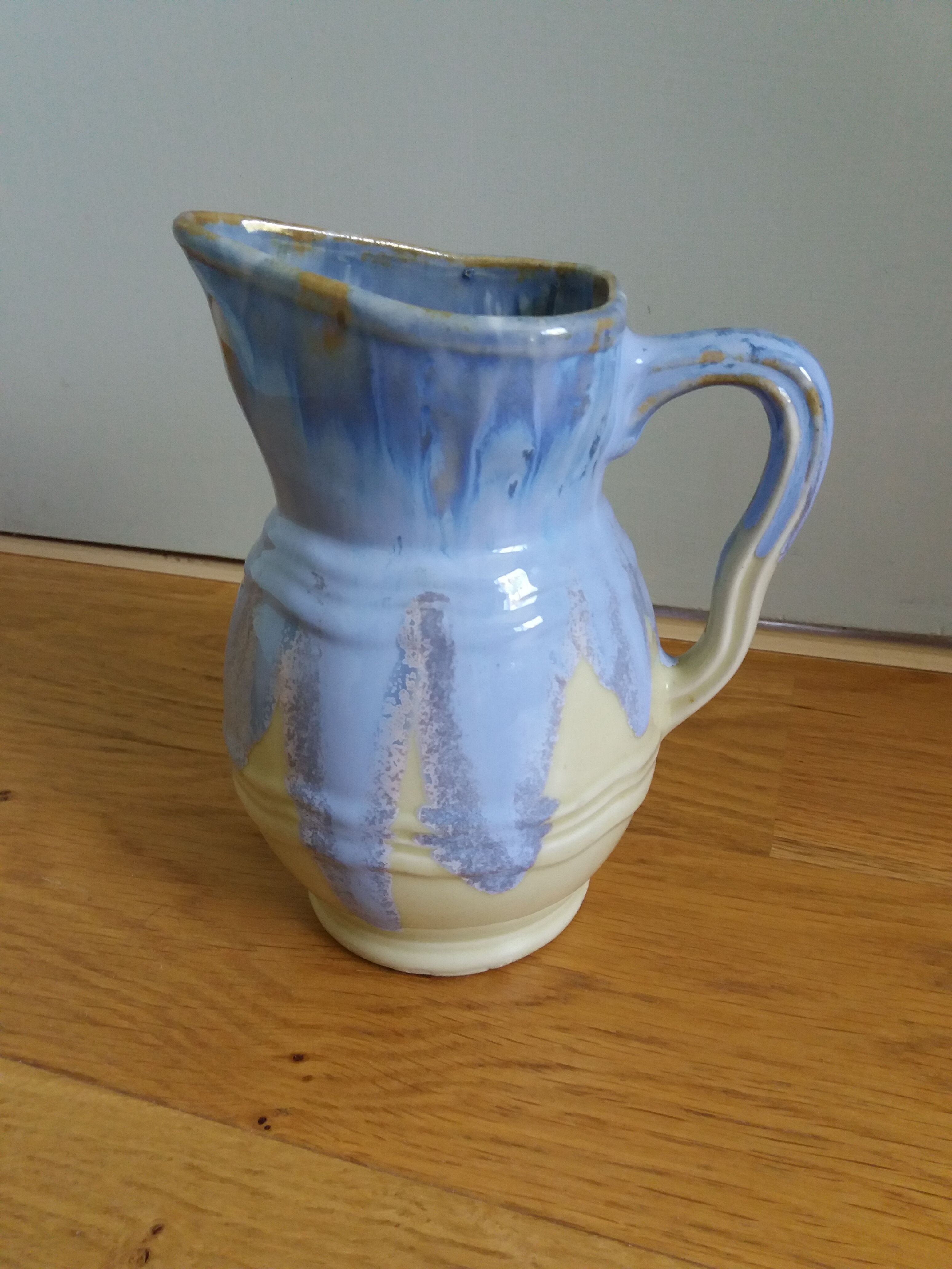 Pichet bleu pastel signé