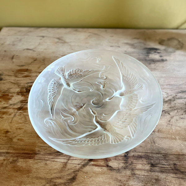 Large bird cup in frosted Art Deco glass, signed Verlys France