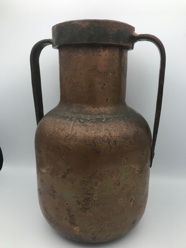 Amphore ancienne en cuivre et ferronnerie d’art signature Jean Goardère