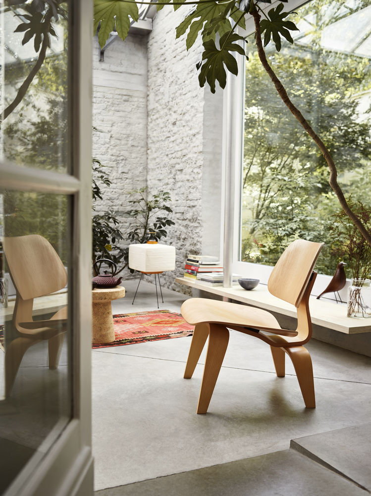 Plywood Group LCW armchair by Charles & Ray Eames natural ash 1945/1947