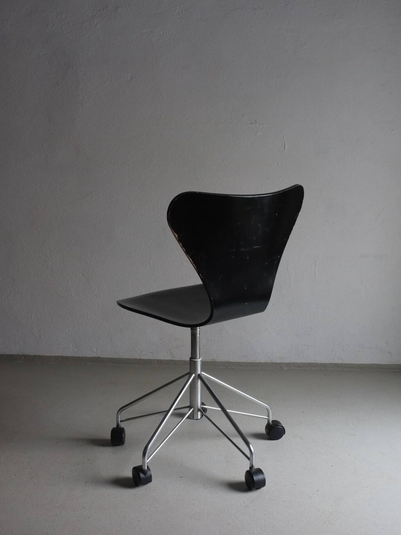 3117 Black swivel chair by Arne Jacobsen for Fritz Hansen