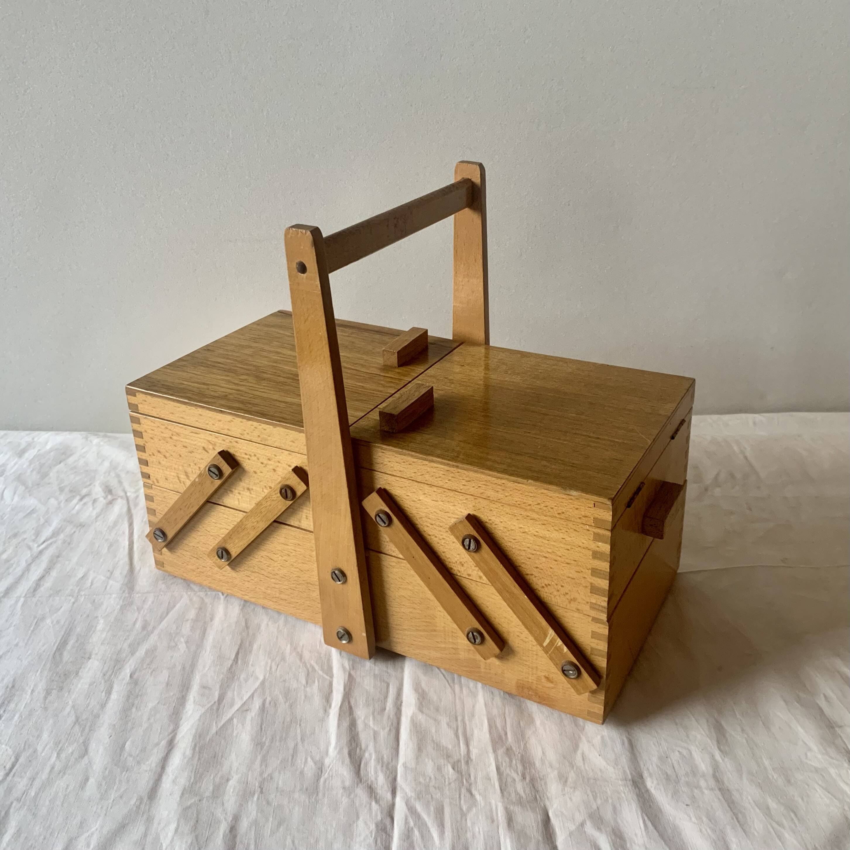 Petite travailleuse en bois vintage