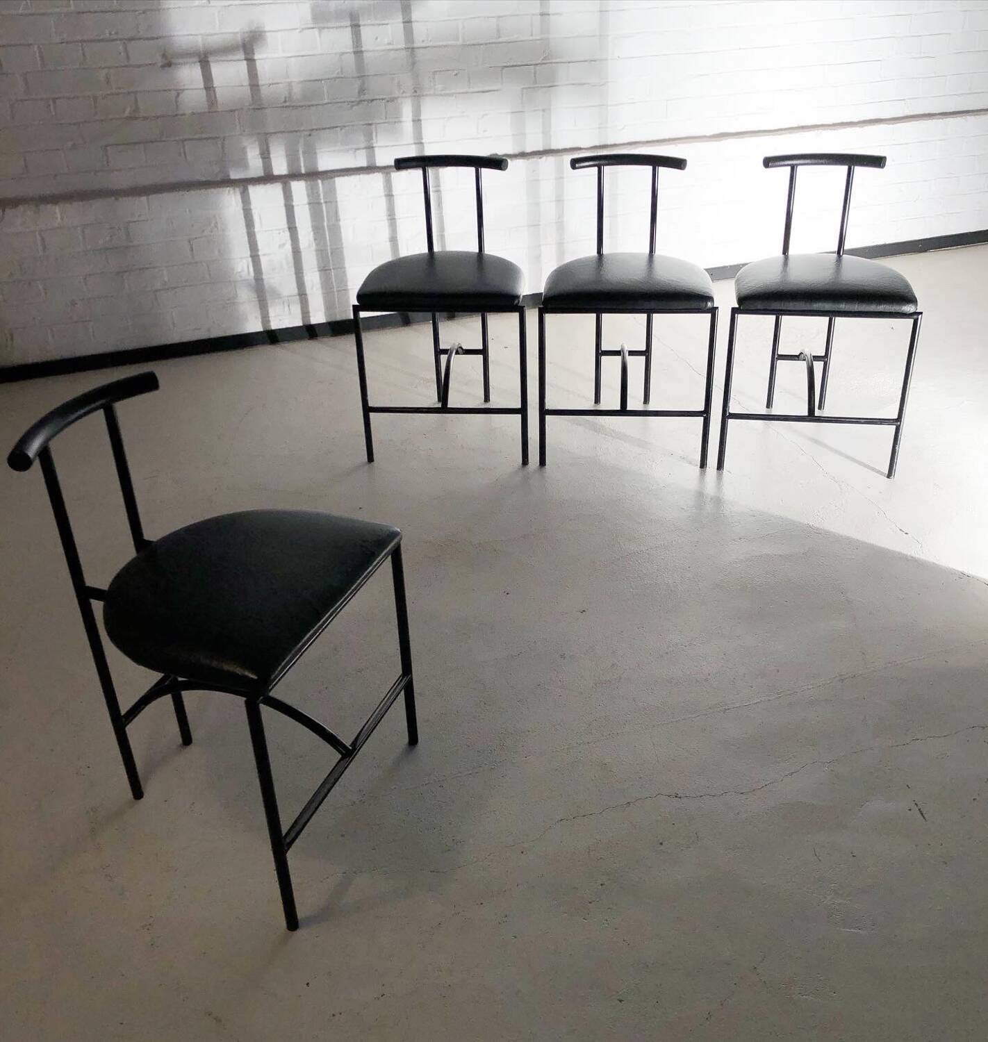 4 chaises Tokyo , design Rodney Kinsman 1985