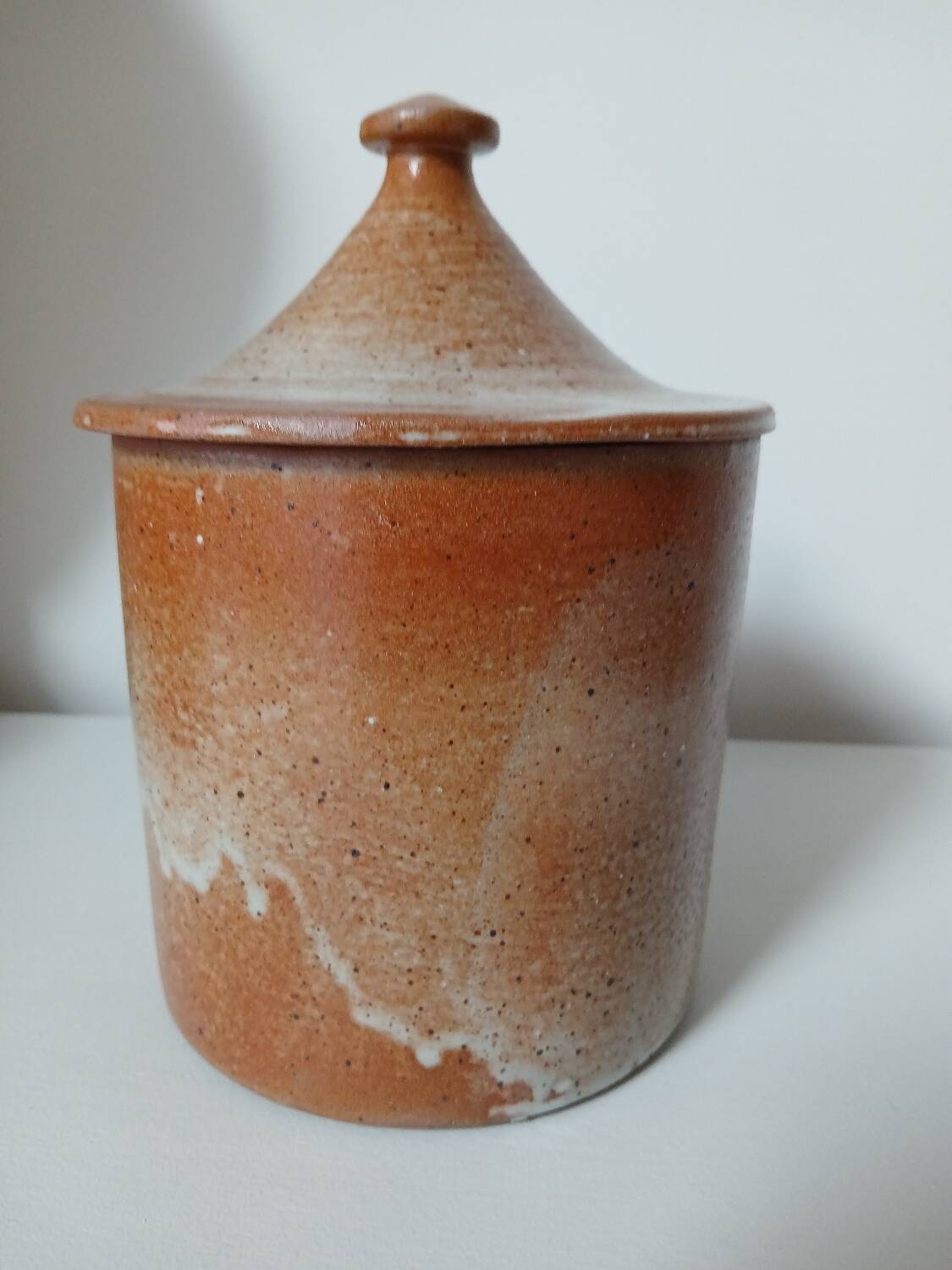 Pot en grès avec couvercle