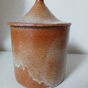 Stoneware pot with lid