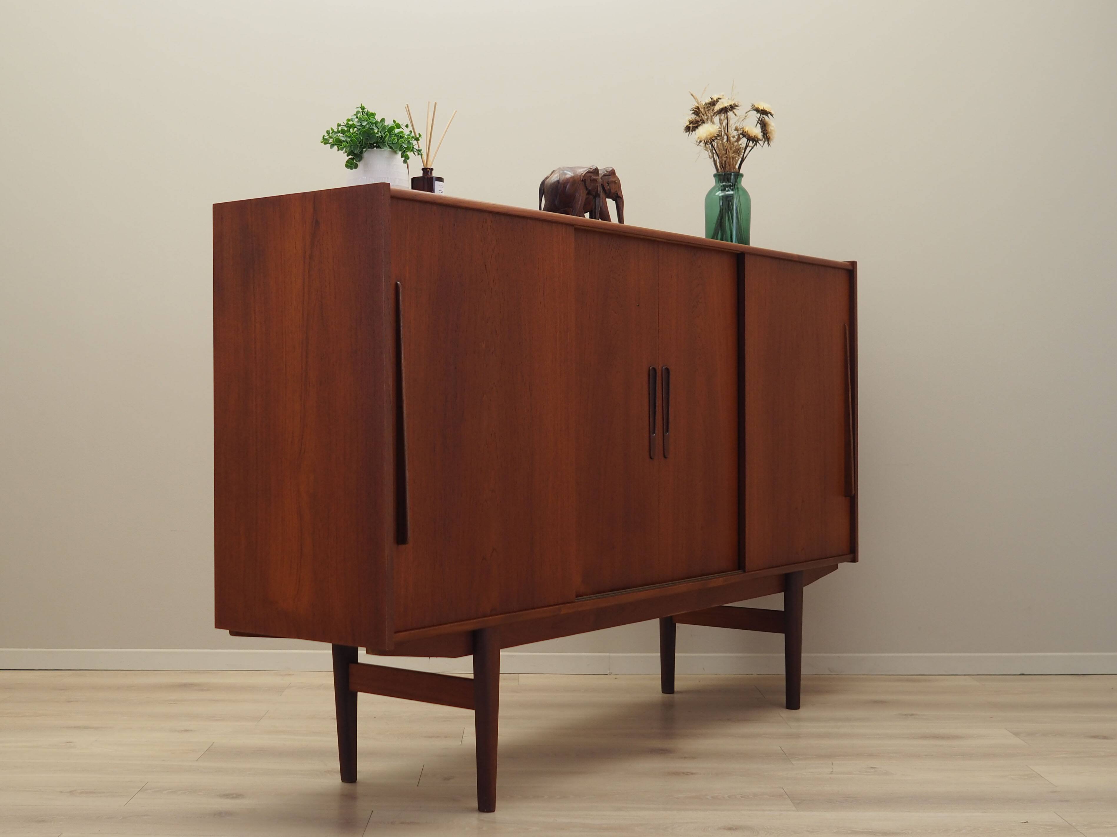 Buffet haut en teck, design danois, années 1960, production : Danemark