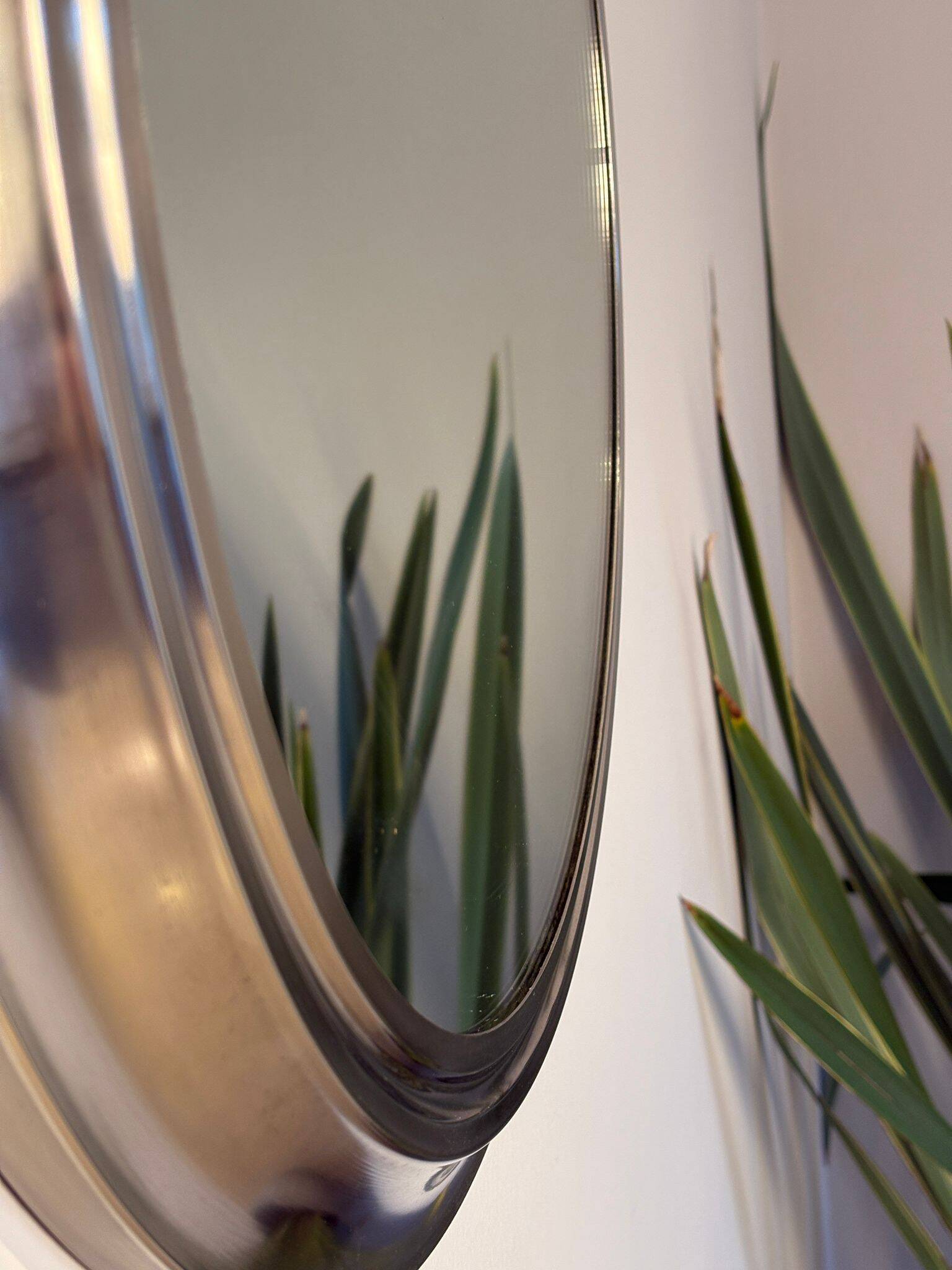 Miroir rond en métal , Italie années 1970