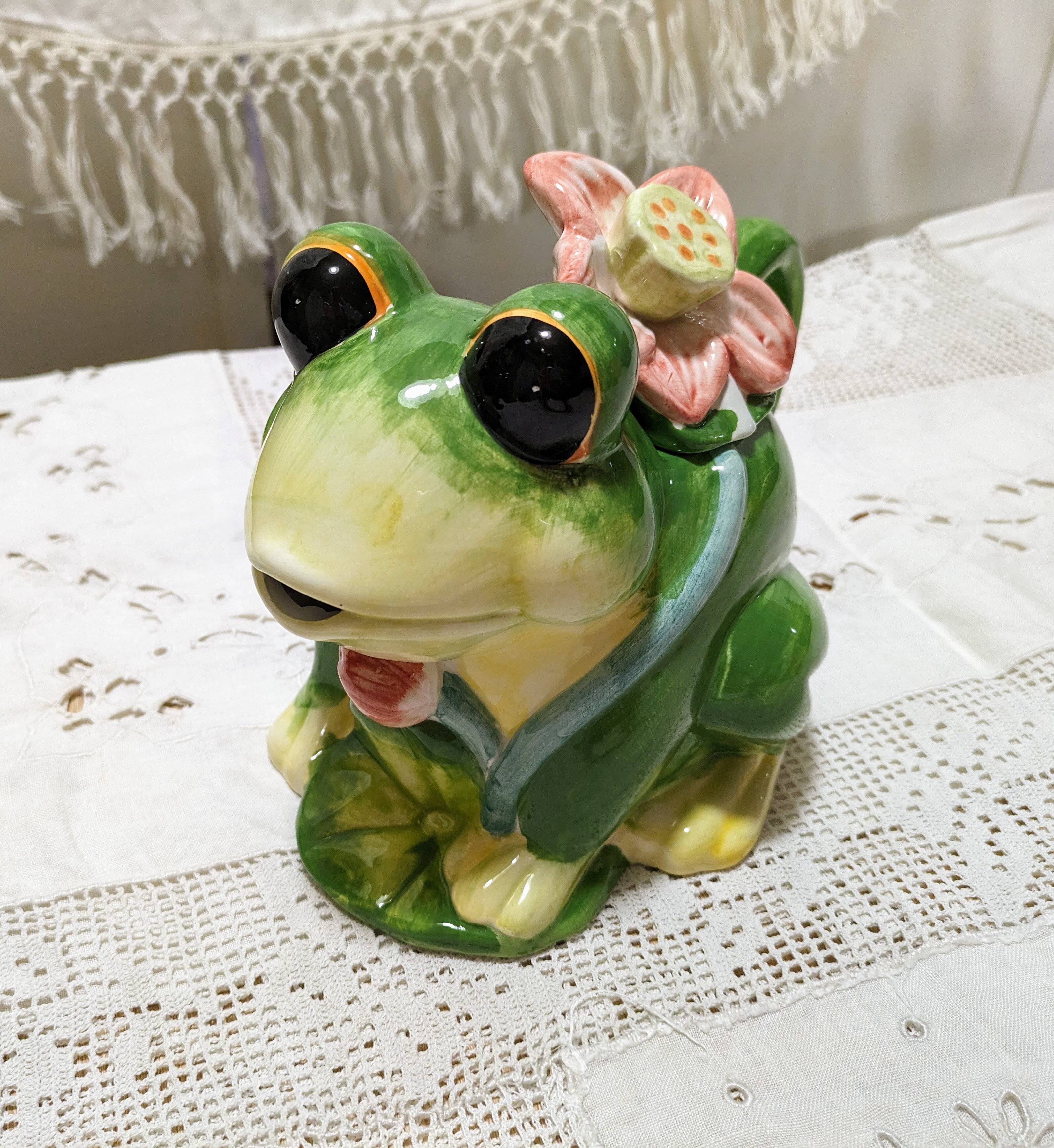 Frog teapot in earthenware with its lid and flowers.