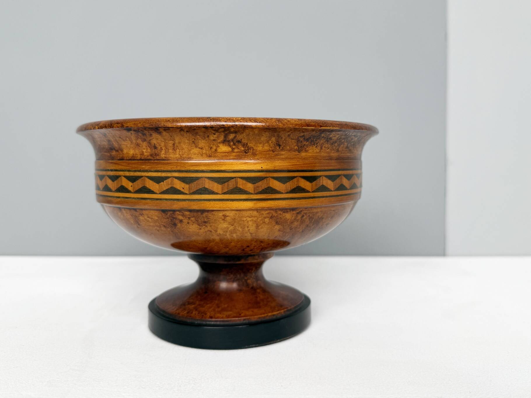 Grand Tour bowl with pedestal made of veined beech, inlays, England, 19th century