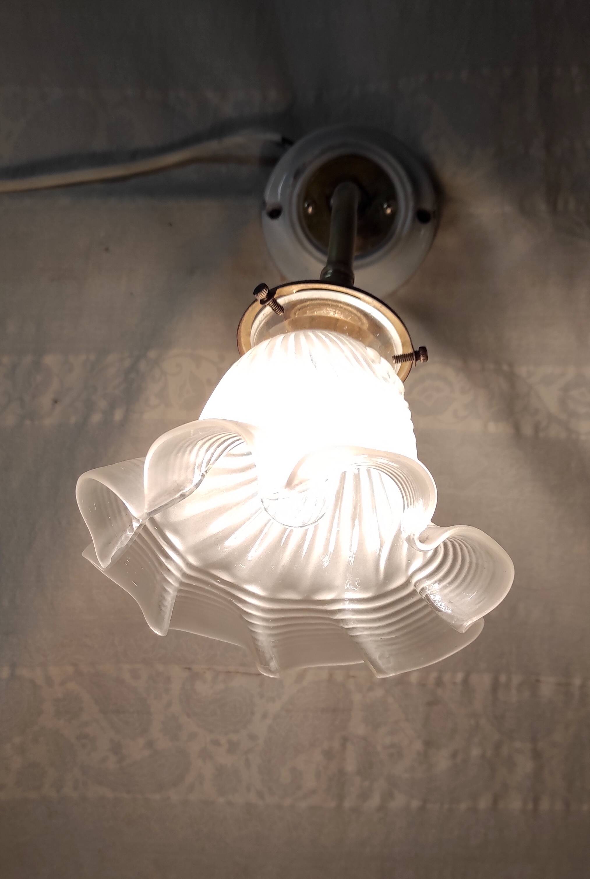 Art Deco wall sconce in porcelain, brass and crystal - early 20th century