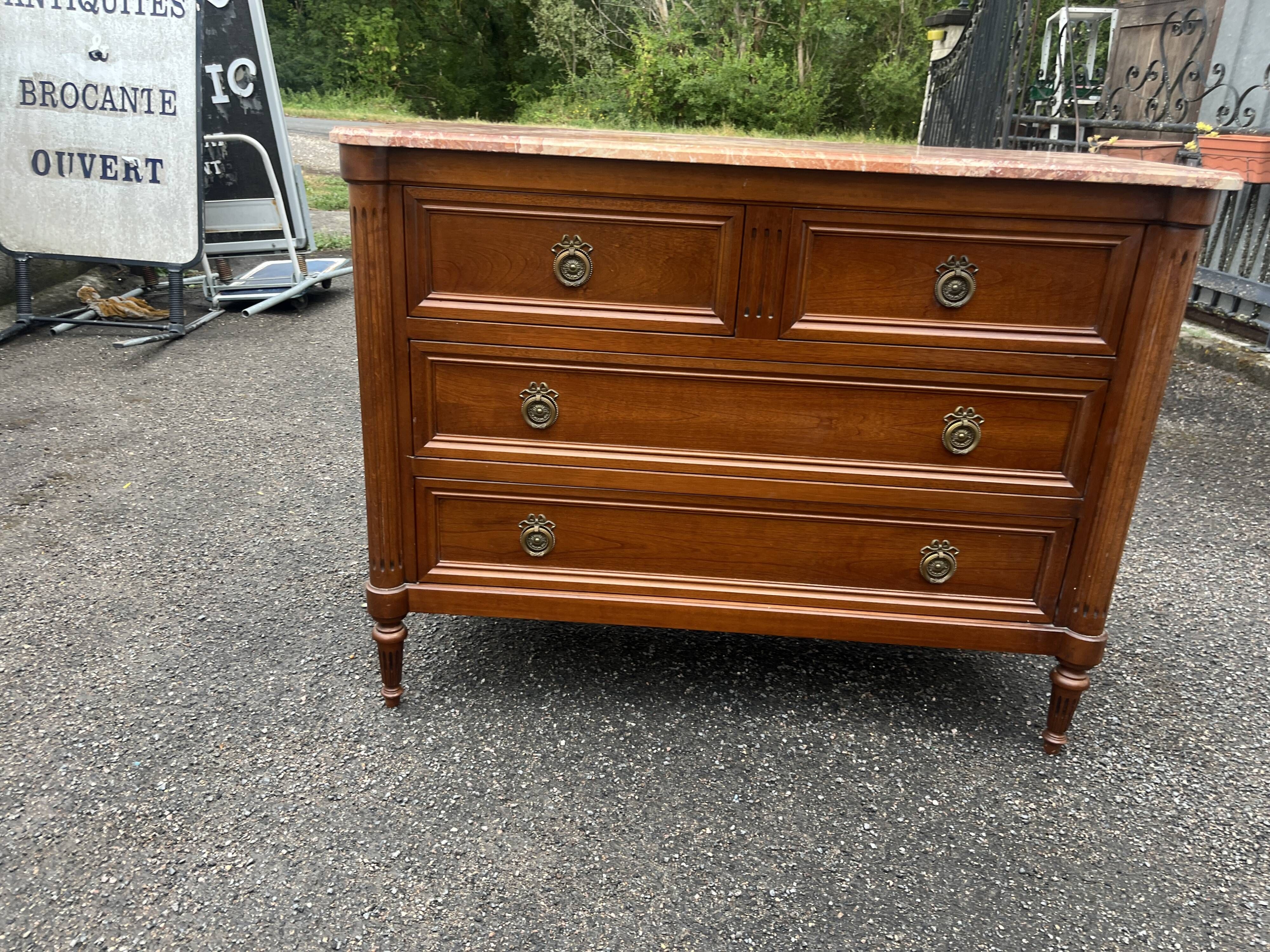 Commode de style Louis XVI en bois naturel, à quatre tiroirs, dessus de mar
