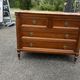 Commode de style Louis XVI en bois naturel, à quatre tiroirs, dessus de mar