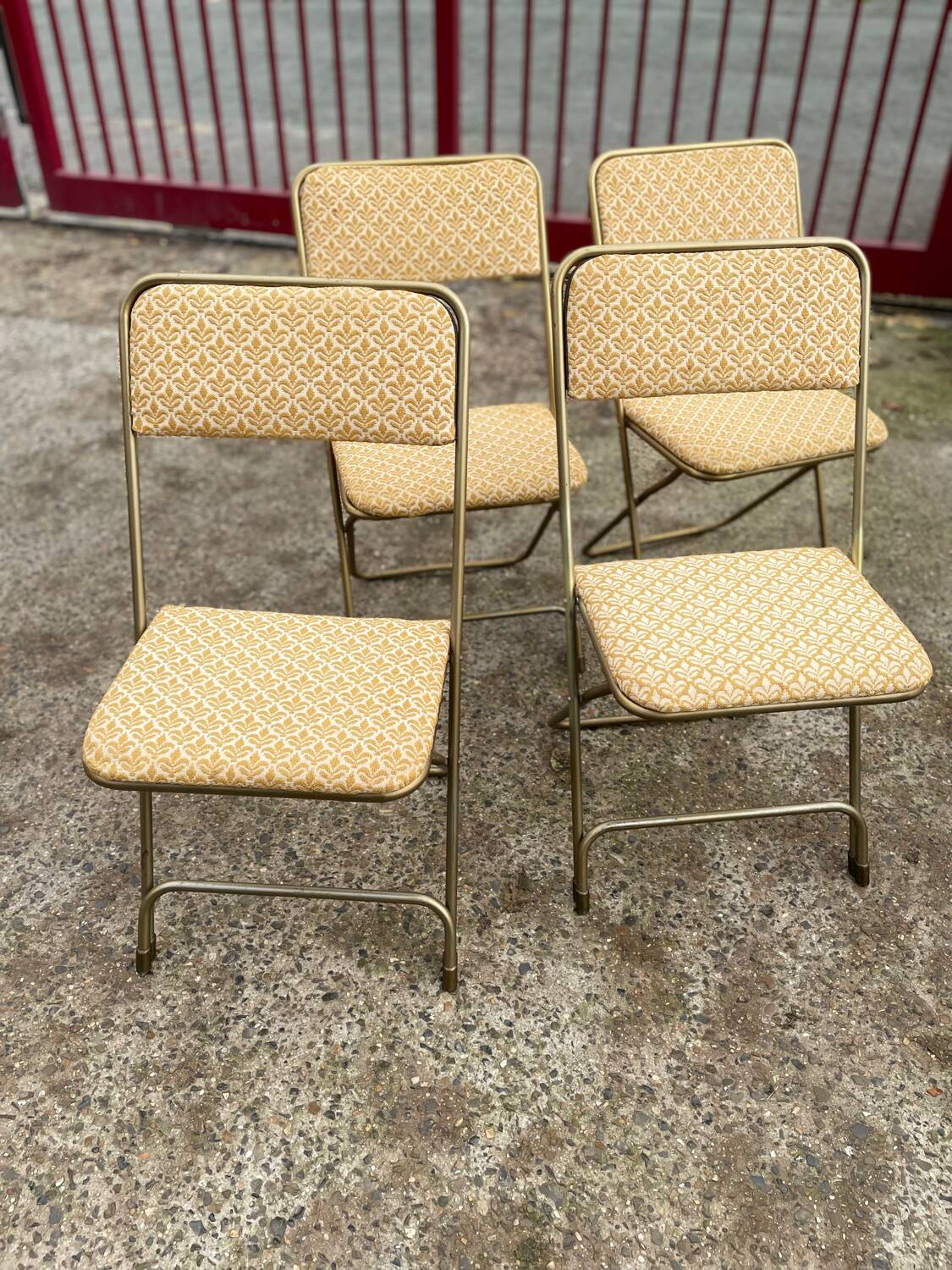 Set of 4 vintage folding chairs / 70's theater armchairs