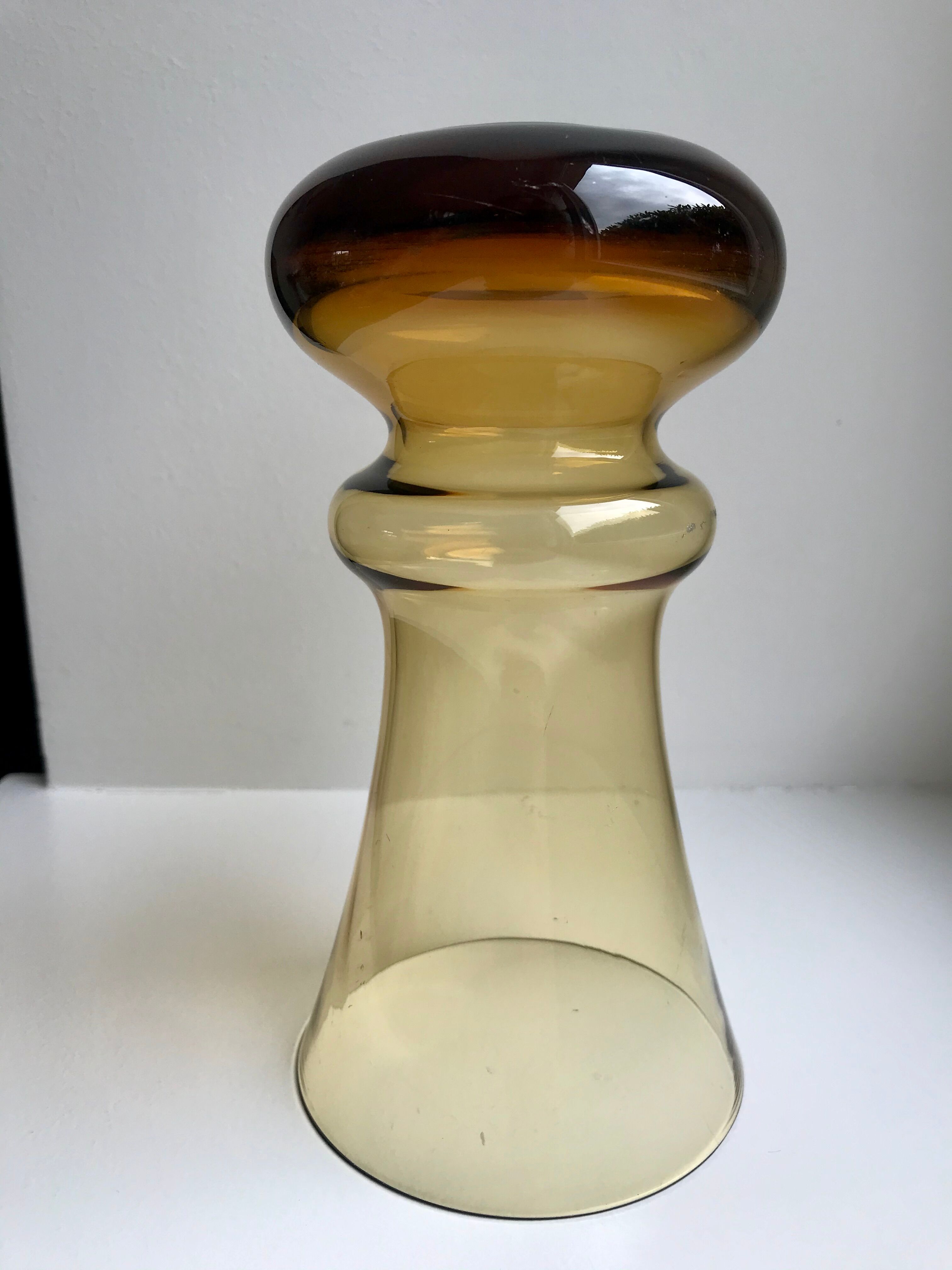 Vase diabolo en verre ambré années 70