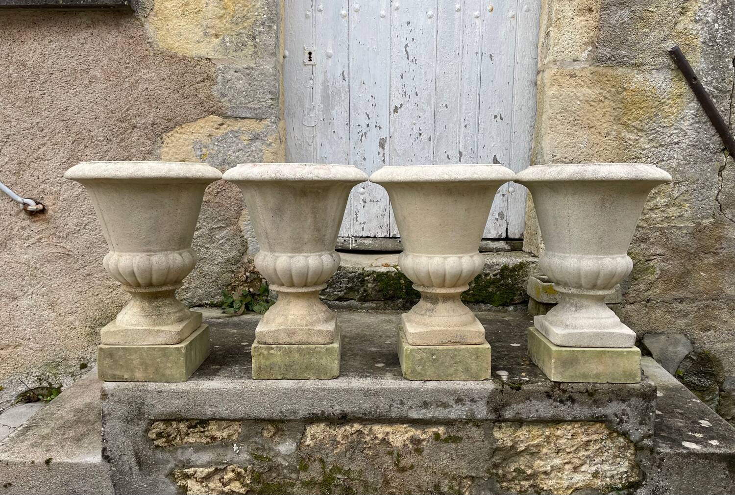 4 Médicis vases in concrete and 4 bases