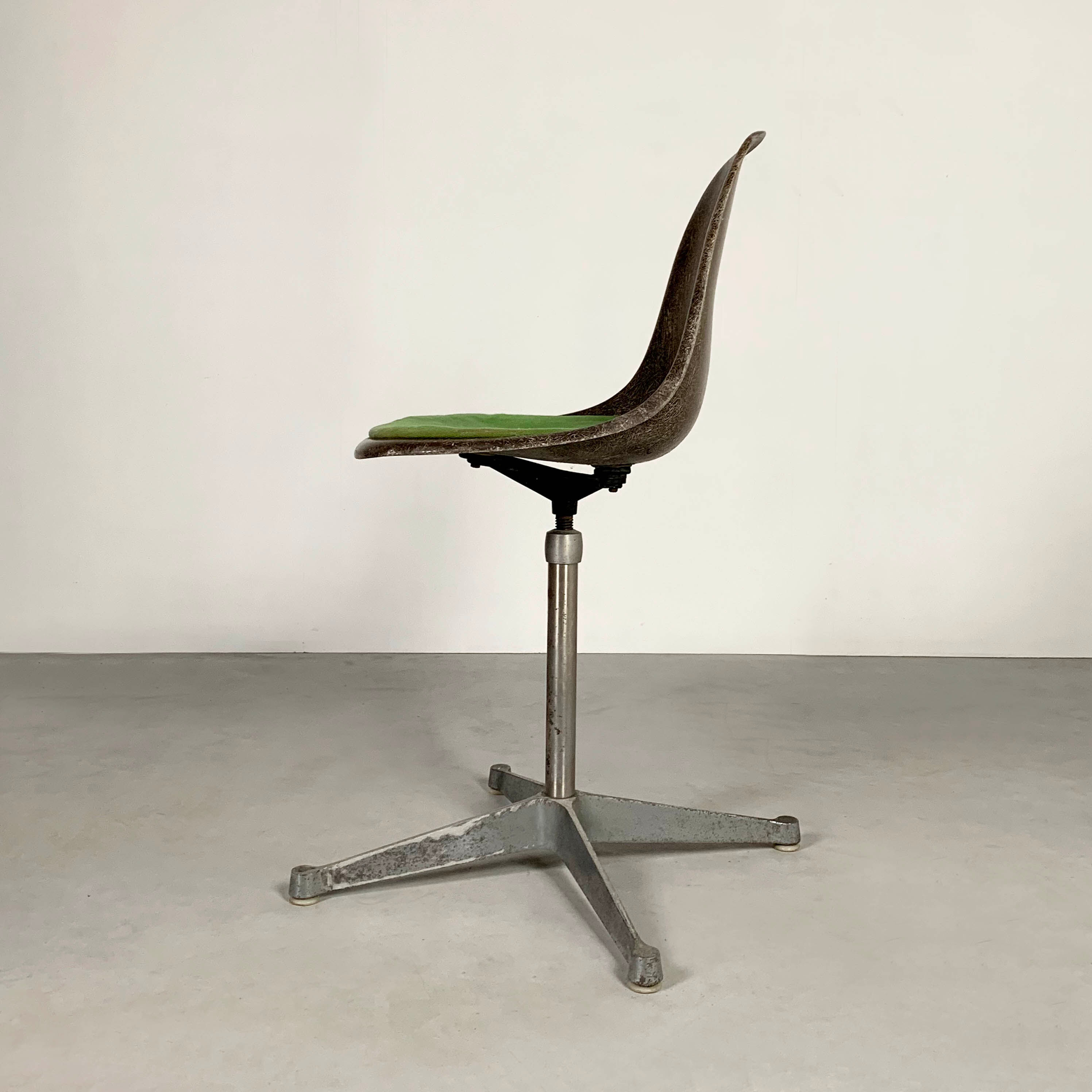 Chaise de bureau DSW pivotante par Charles & Ray Eames pour Herman Miller, 1980