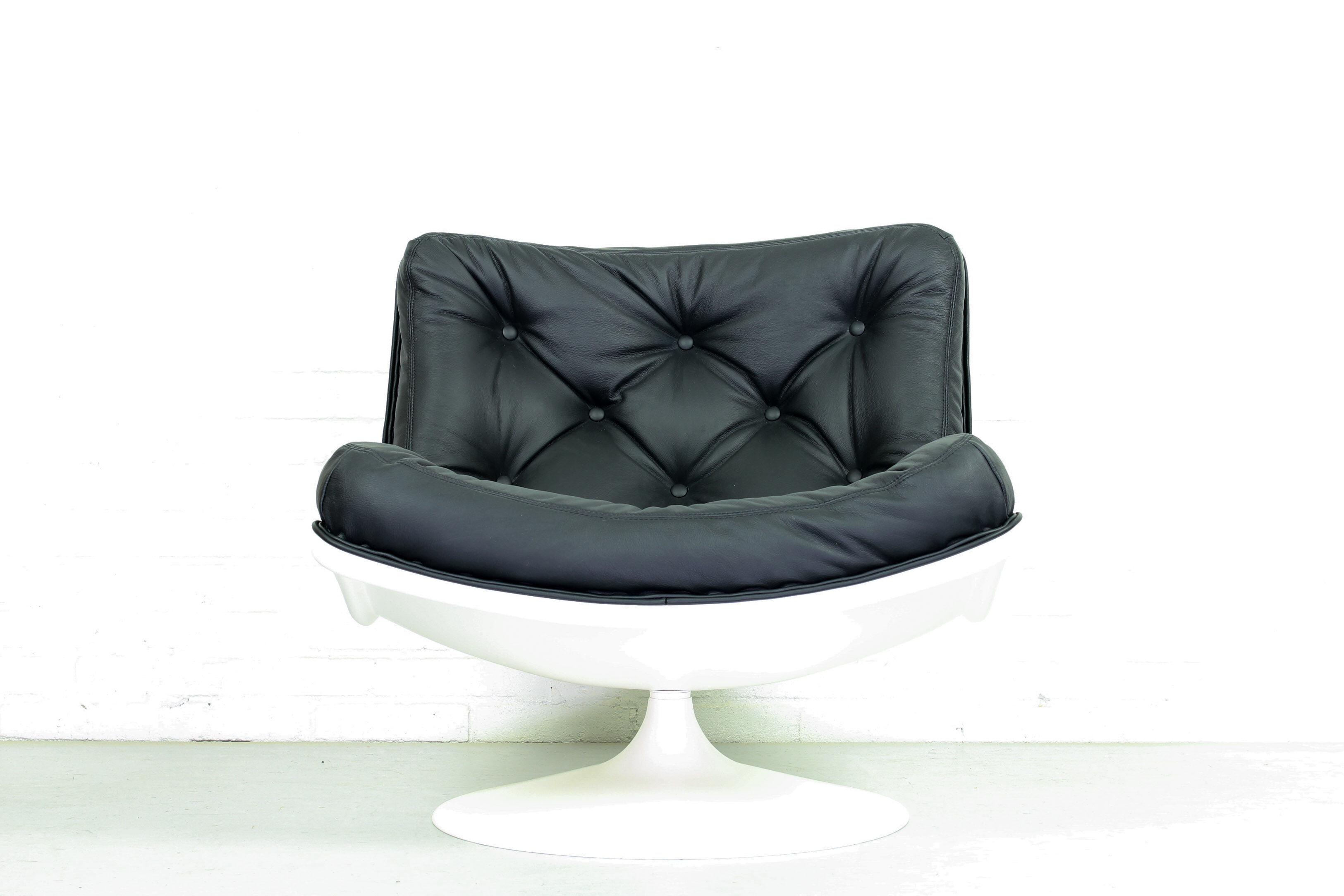 Lounge chair model f976 by G. Harcourt for Artifort