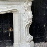 Impressionnante cheminée de style Louis XV en marbre de Carrare vers 1880