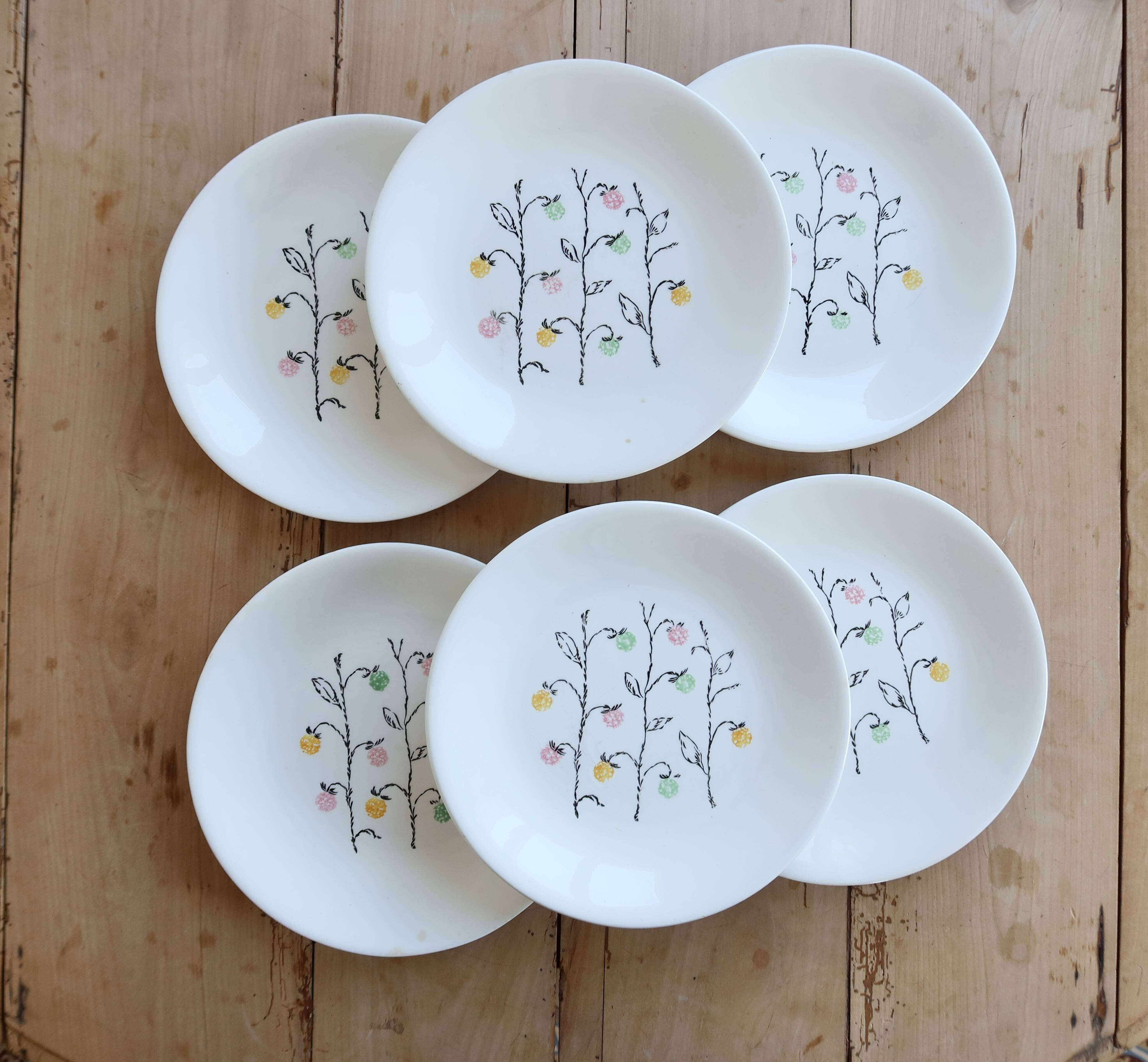 6 vintage flat plates from Gien, model Marie-Claire.
