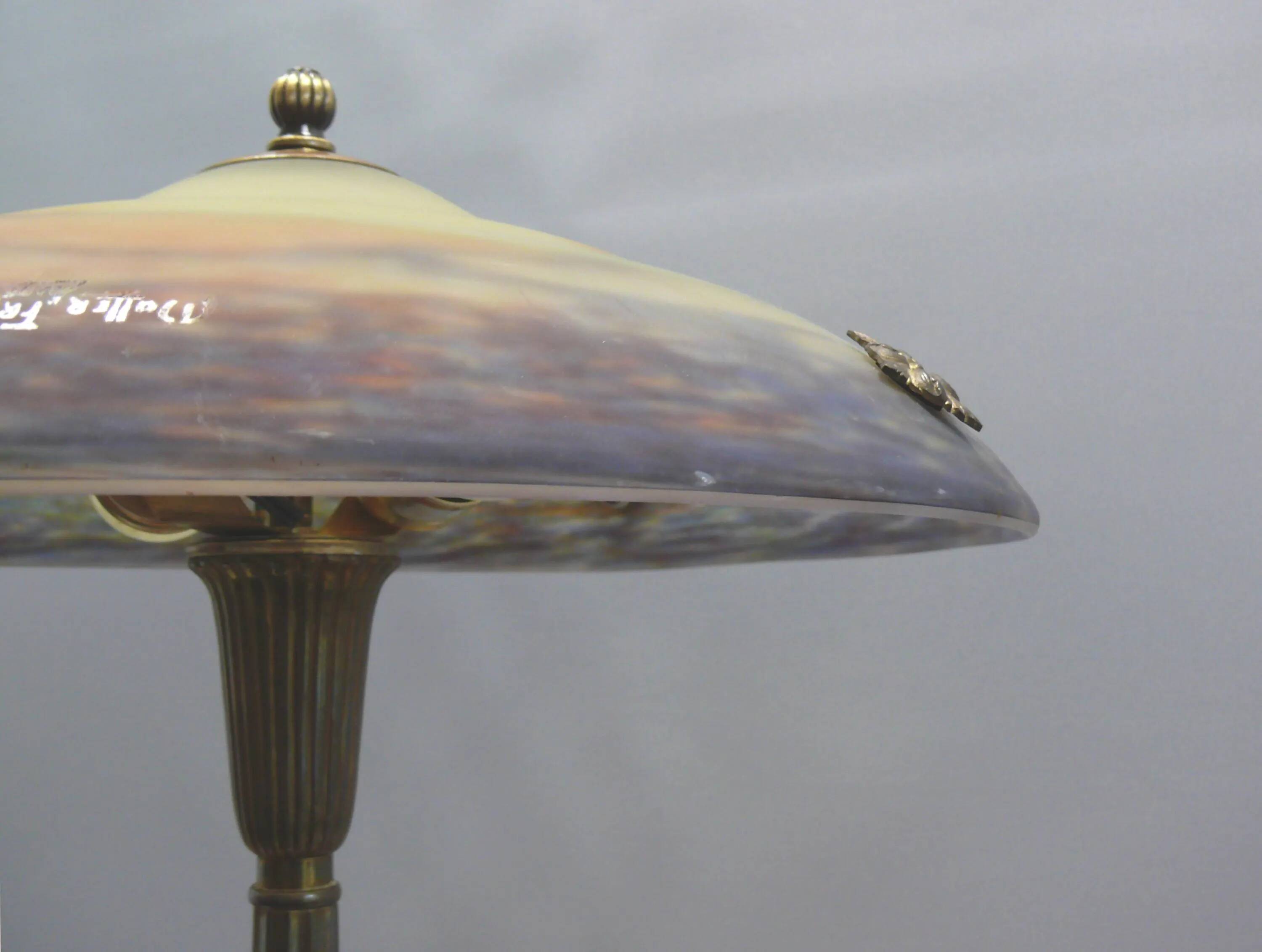 Lampe de table Muller Frères, France, avec pied en laiton et abat-jour en pâte de verre, style Art déco vers 1930