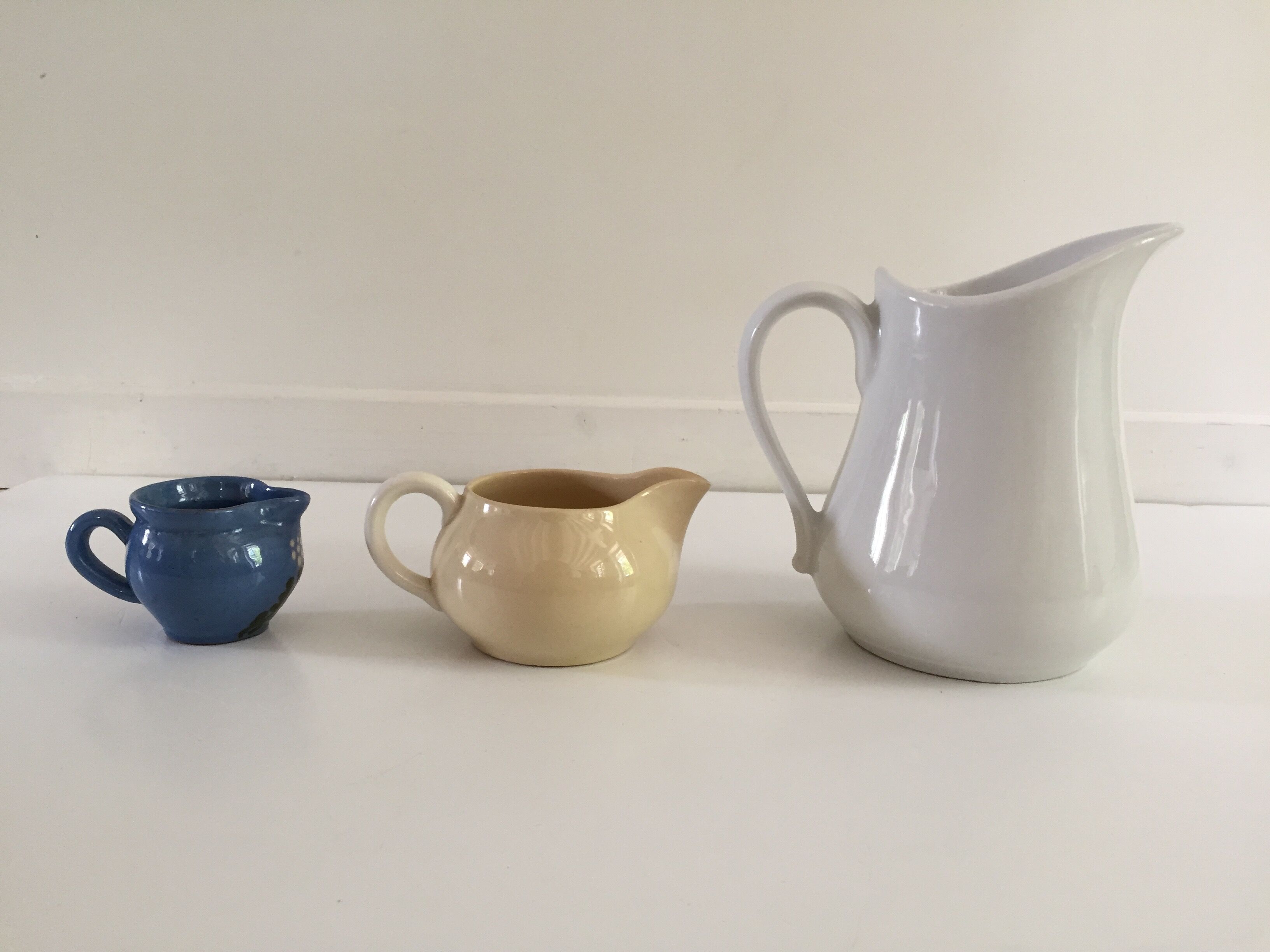 Set of 3 vintage pastels ceramic pitchers