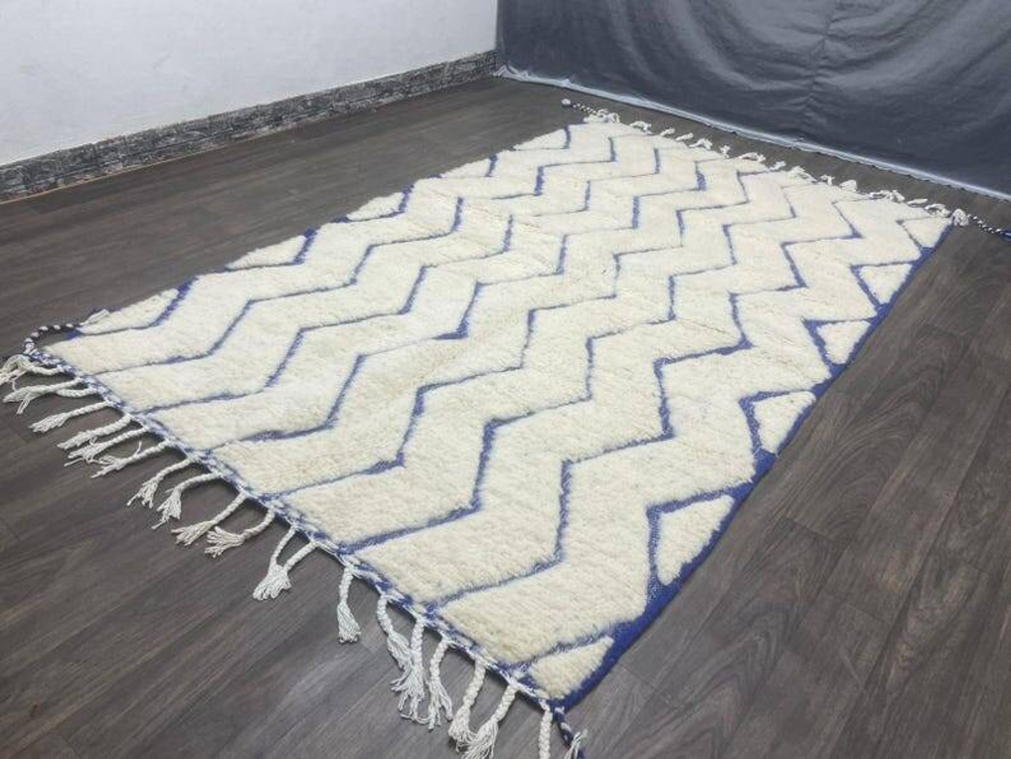 Moroccan Berber rug decorated 250cm x 150cm