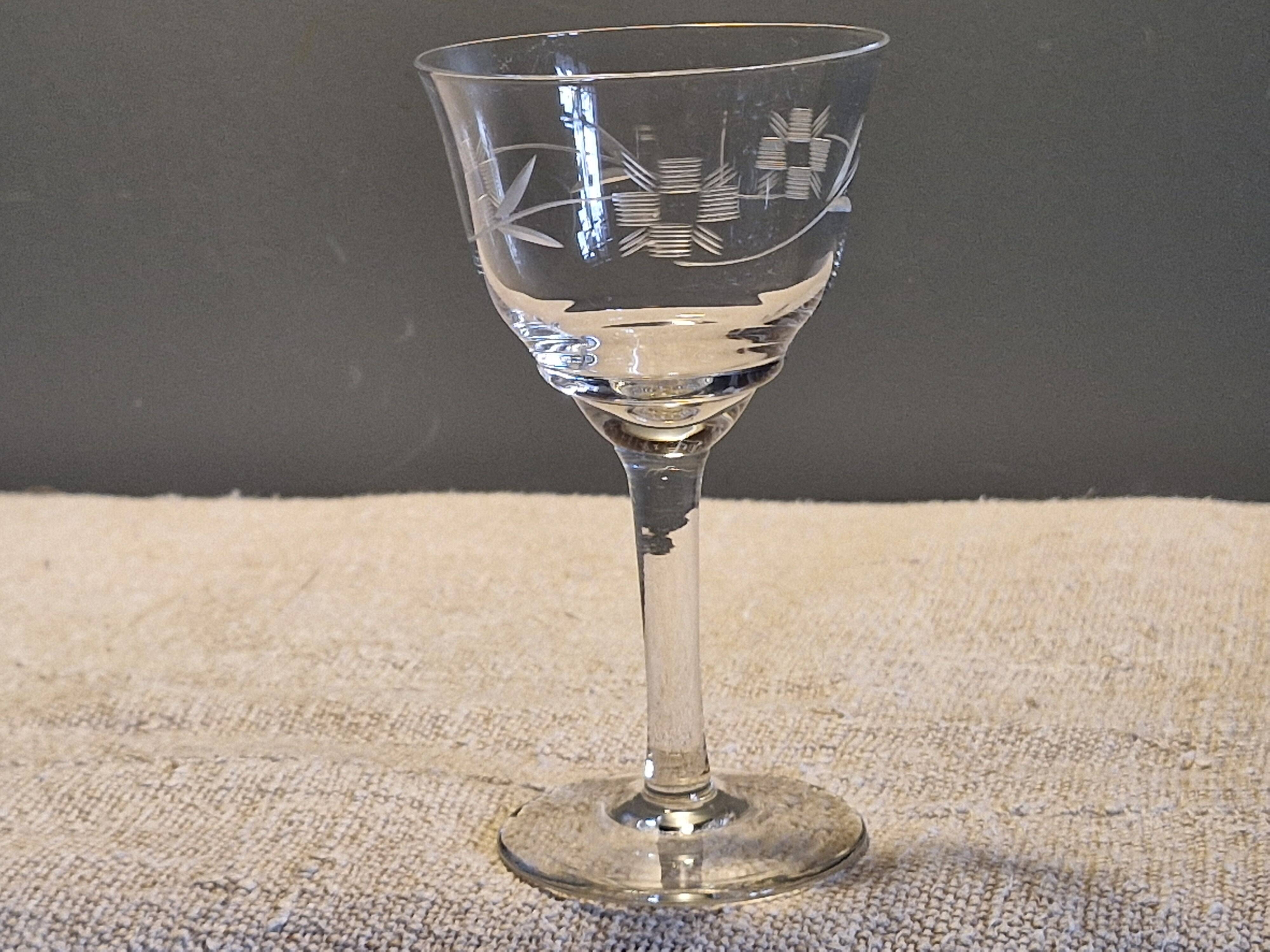 7 antique white wine/port glasses in crystal in excellent condition.