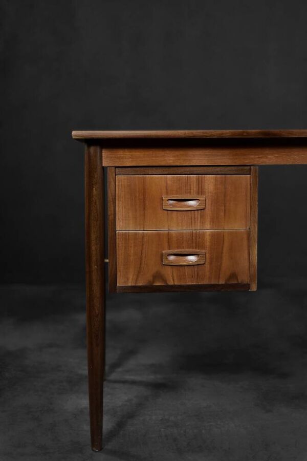 Bureau vintage classique scandinave moderne en bois de teck avec tiroirs, 1960s