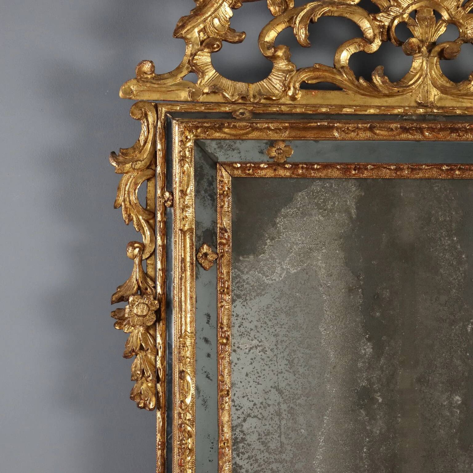 Antique mirror in gilded lime wood, Baroque sculptures, 18th century