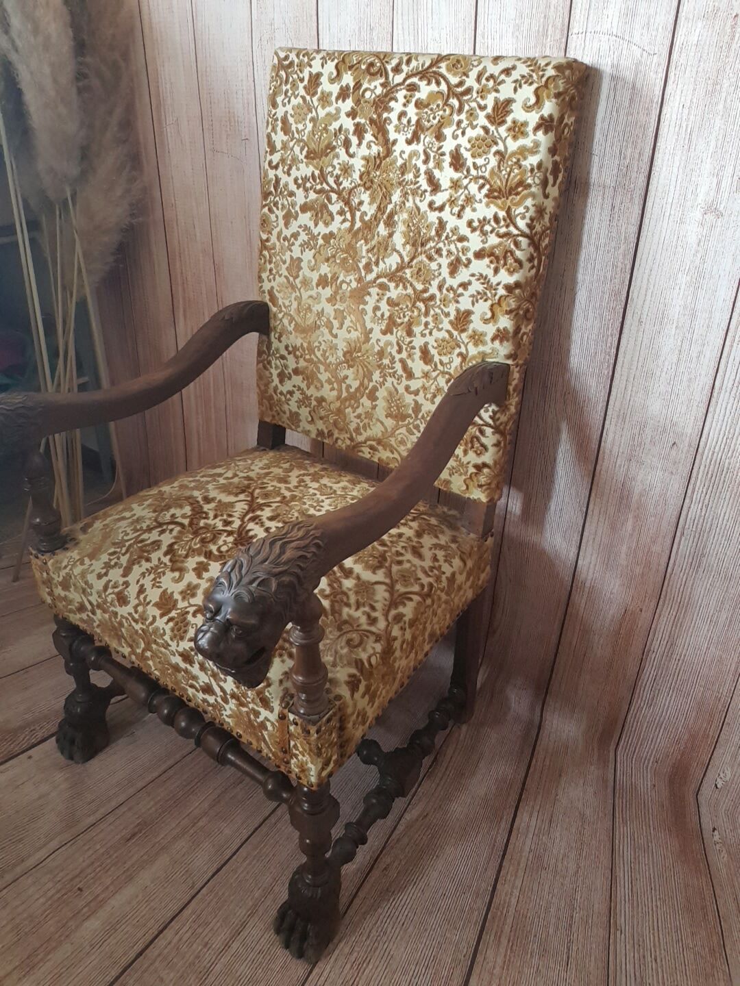Lion-headed chair