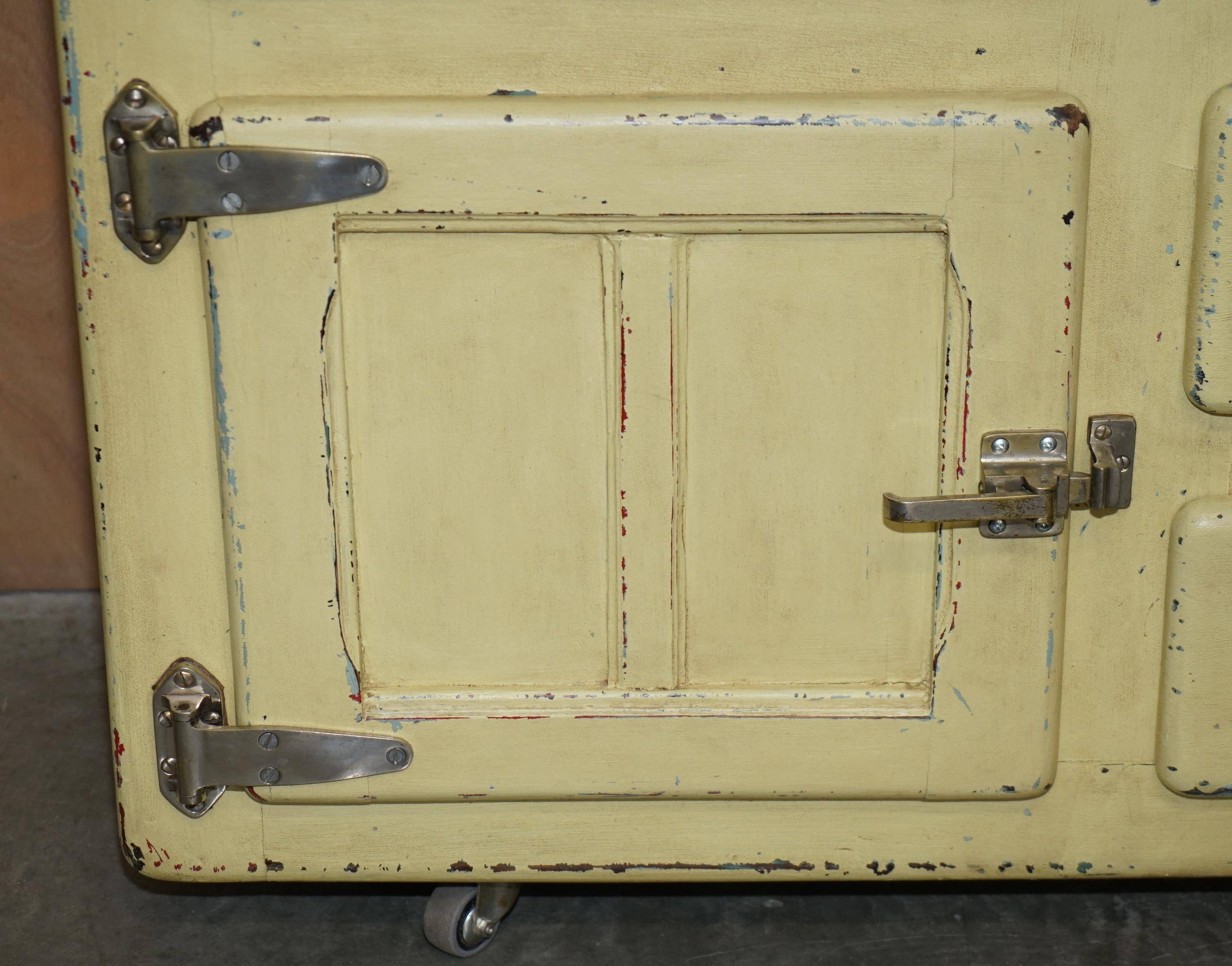 Buffet vintage de stockage à froid circa 1940 avec ferrures originales